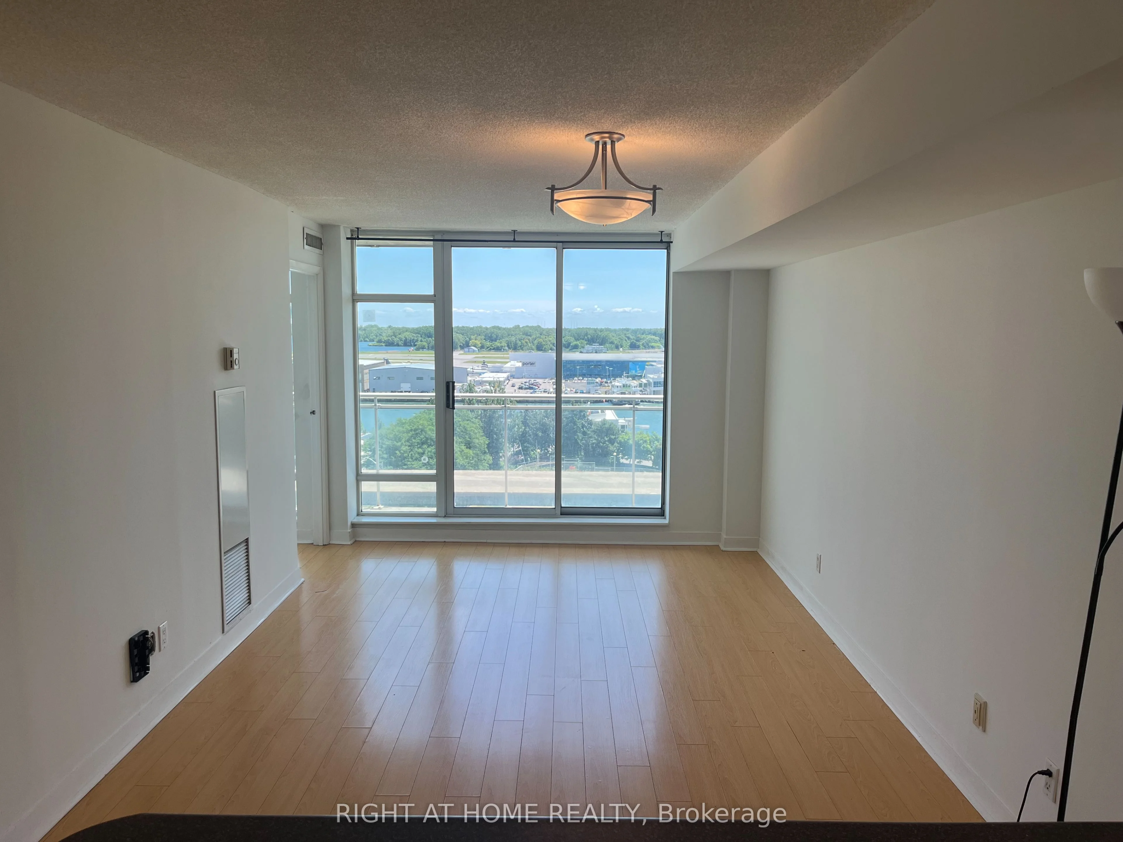 650 Queens Quay W 1511, Toronto C01, ON M5V 3N2