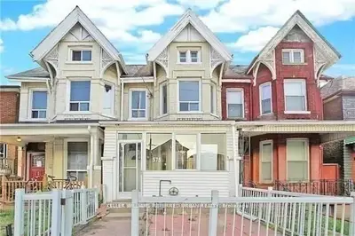 Att/Row/Townhouse in Toronto