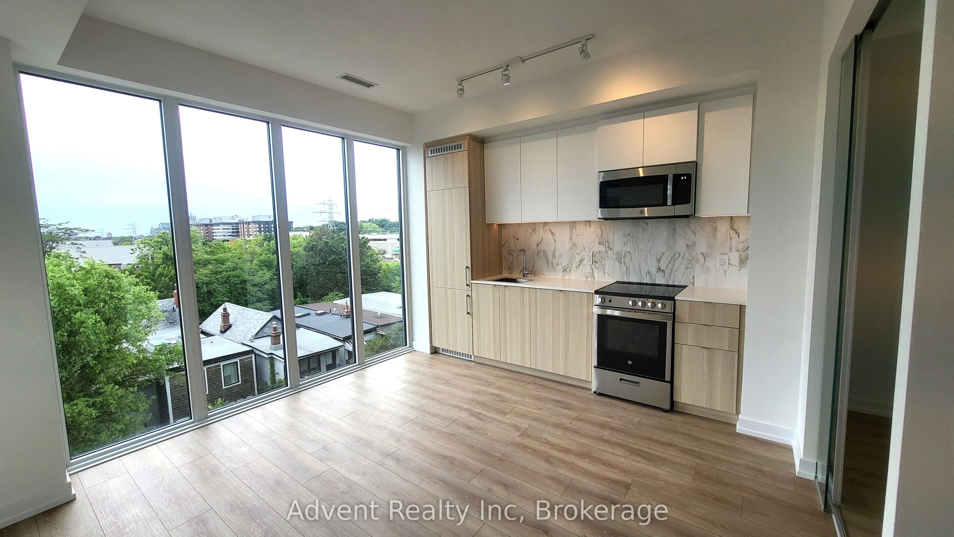500 Dupont Street 405, Toronto C02, On M6g 1y7
