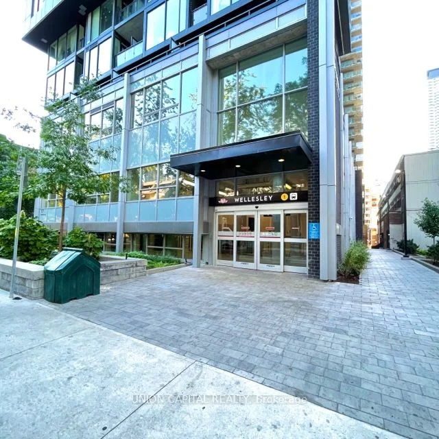 17 Dundonald Street 404, Toronto C08, On M4y 1k3