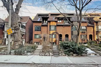 Att/Row/Townhouse in Toronto