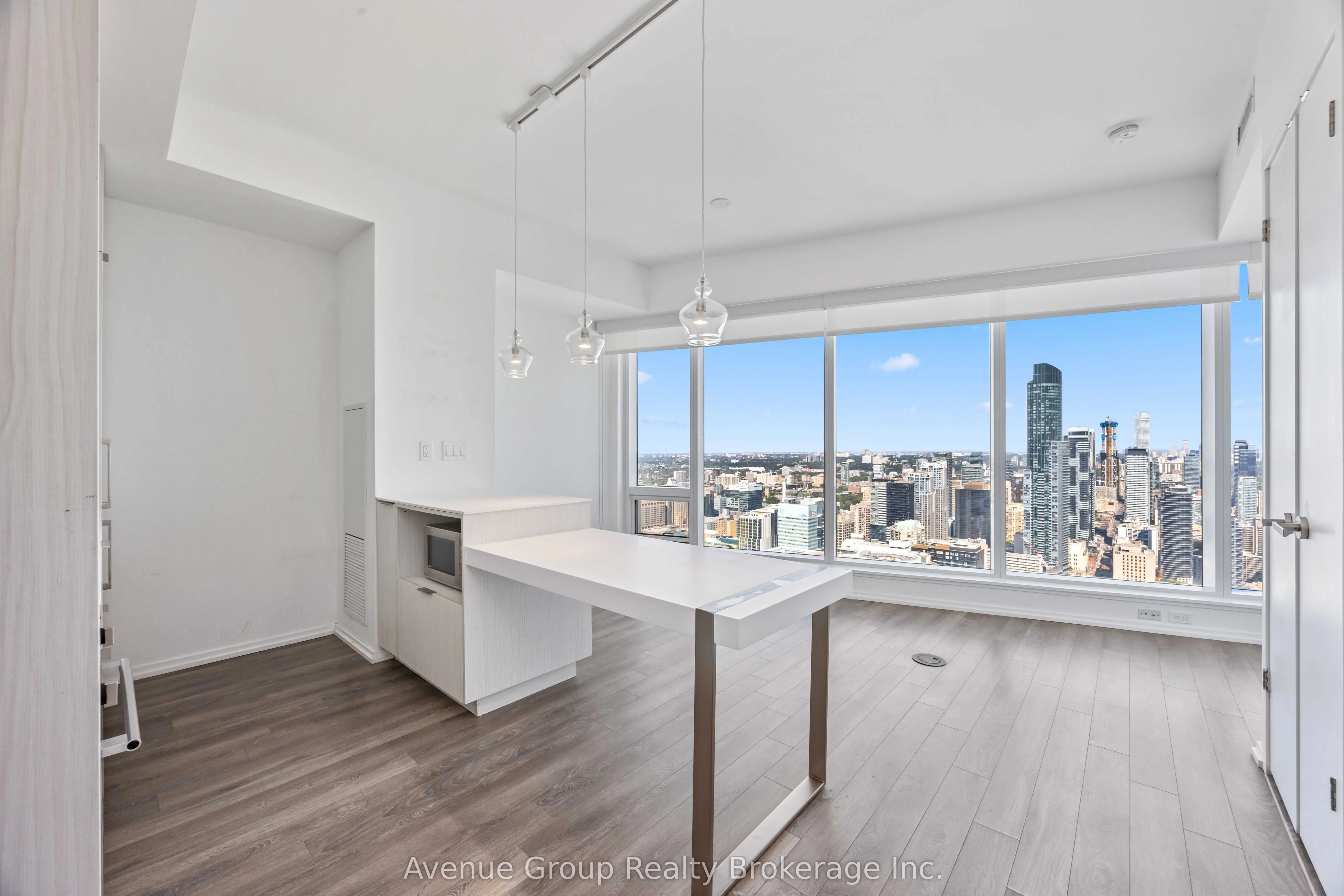 197 Yonge Street 5713, Toronto C08, ON M5B 1M4