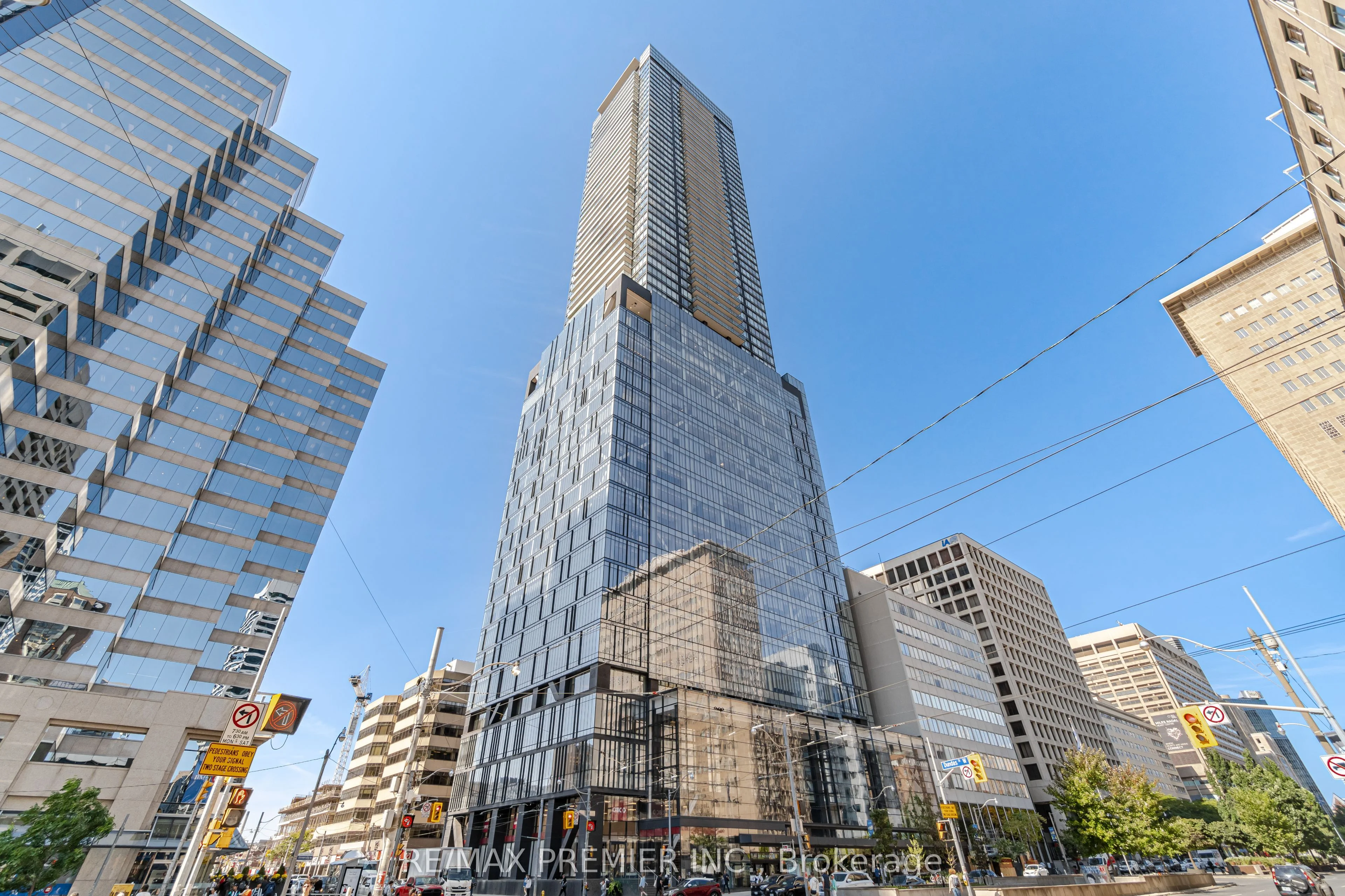 488 University Avenue 3201, Toronto C01, On M5g 0c1