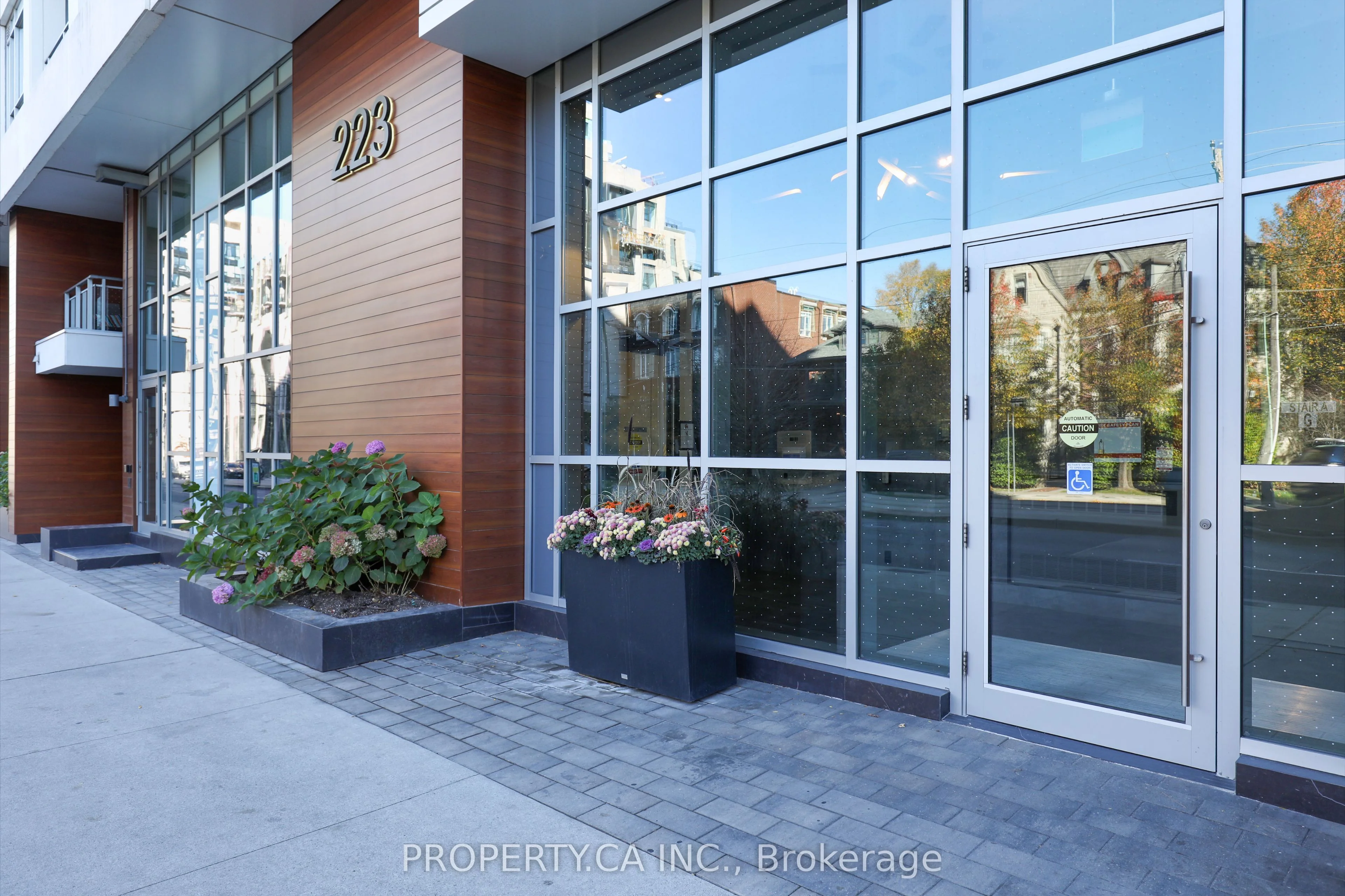 223 St Clair Avenue W 709, Toronto C02, ON M4V 1R3