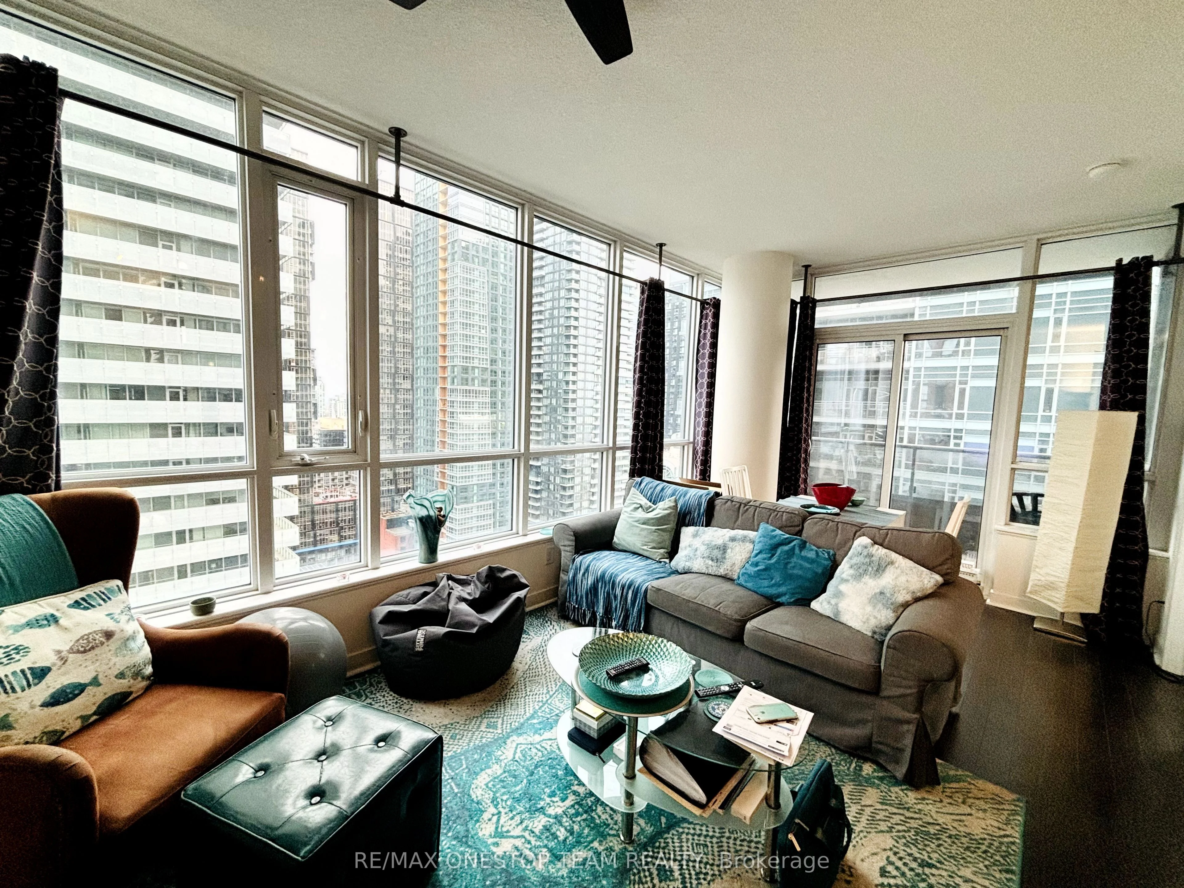 295 Adelaide Street W 2709, Toronto C01, ON M5V 0L4