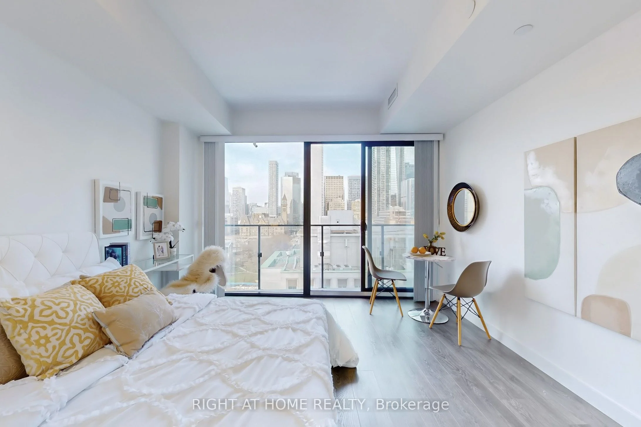 215 Queen Street W 1409, Toronto C01, ON M5V 0P5