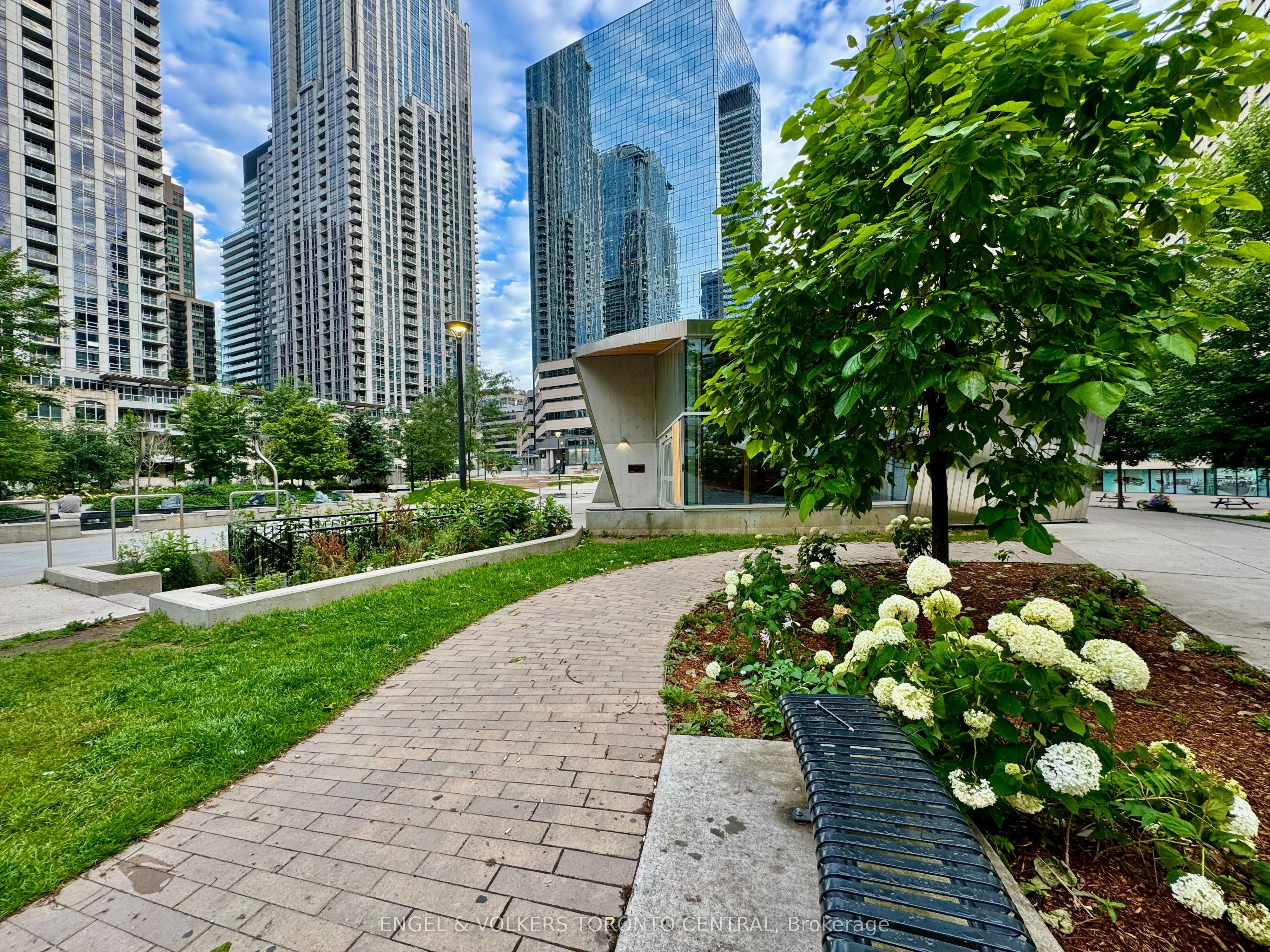 801 Bay Street 2002, Toronto C01, On M5s 1y9