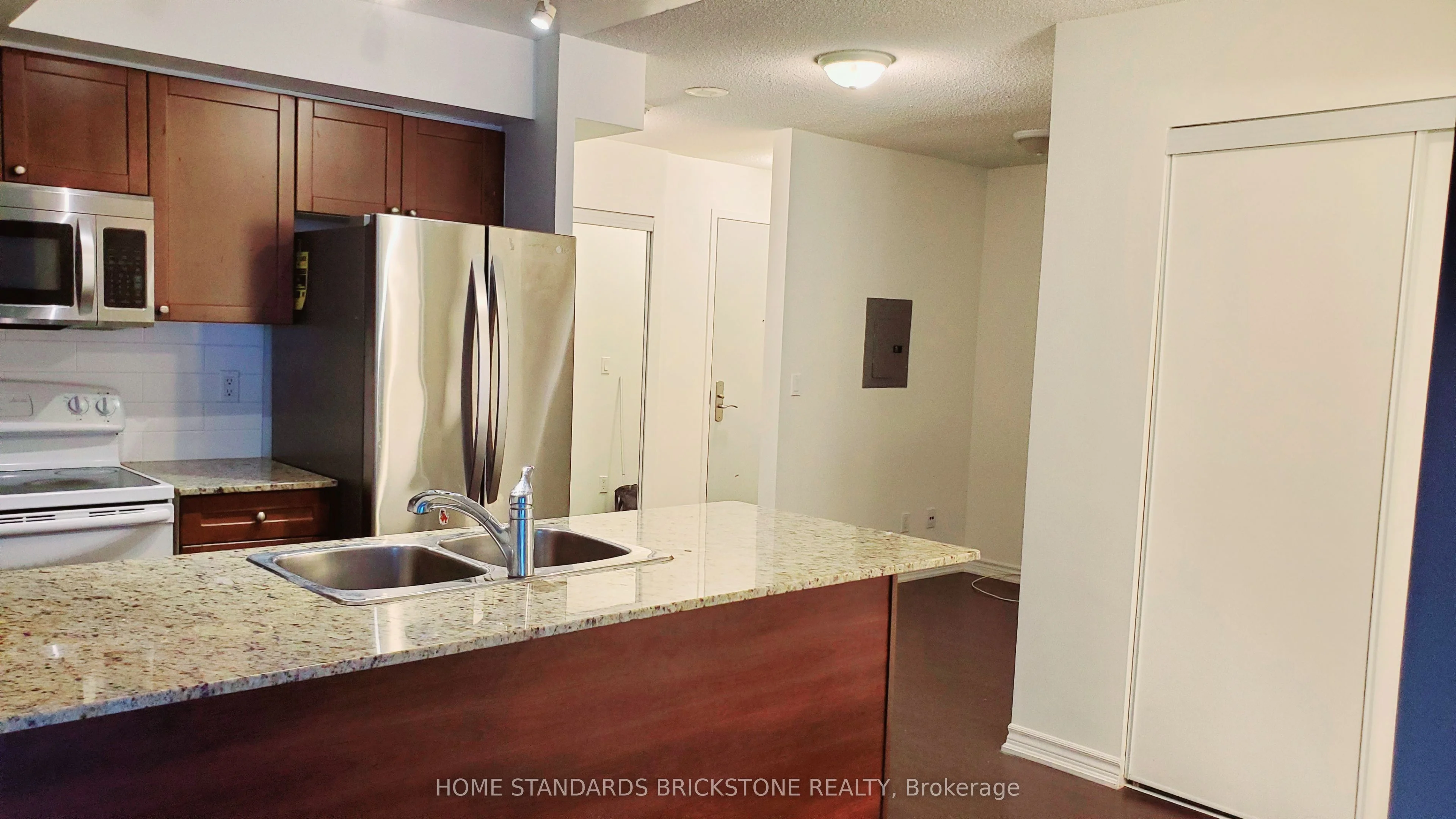 761 Bay Street 1512, Toronto C01, ON M5G 2R2
