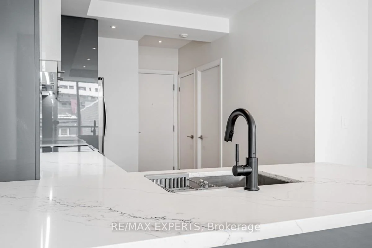 18 BEVERLEY Street 516B, Toronto C01, ON M5T 3L2