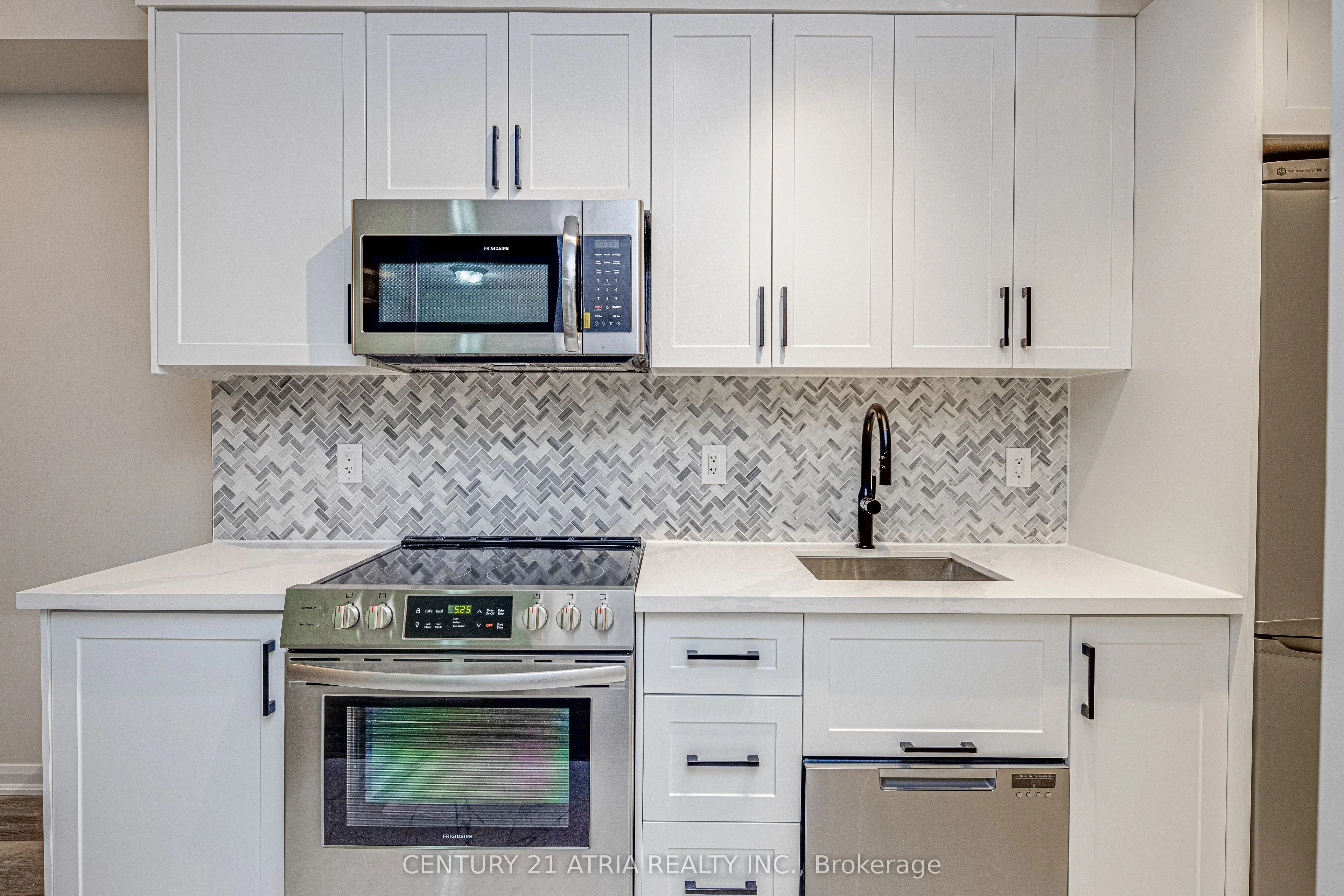 111 Elizabeth Street 1117, Toronto C01, ON M5G 1P7