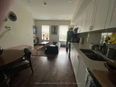 Att/Row/Townhouse in Toronto