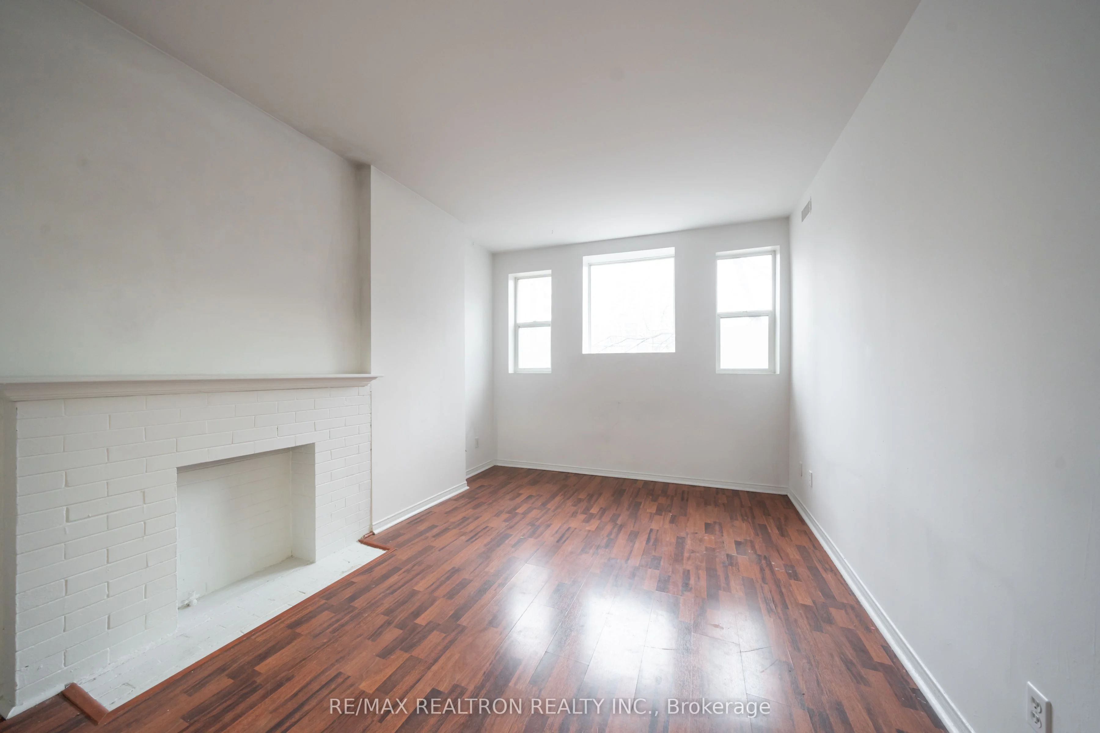414 Jarvis Street 106, Toronto C08, On M4y 3c2