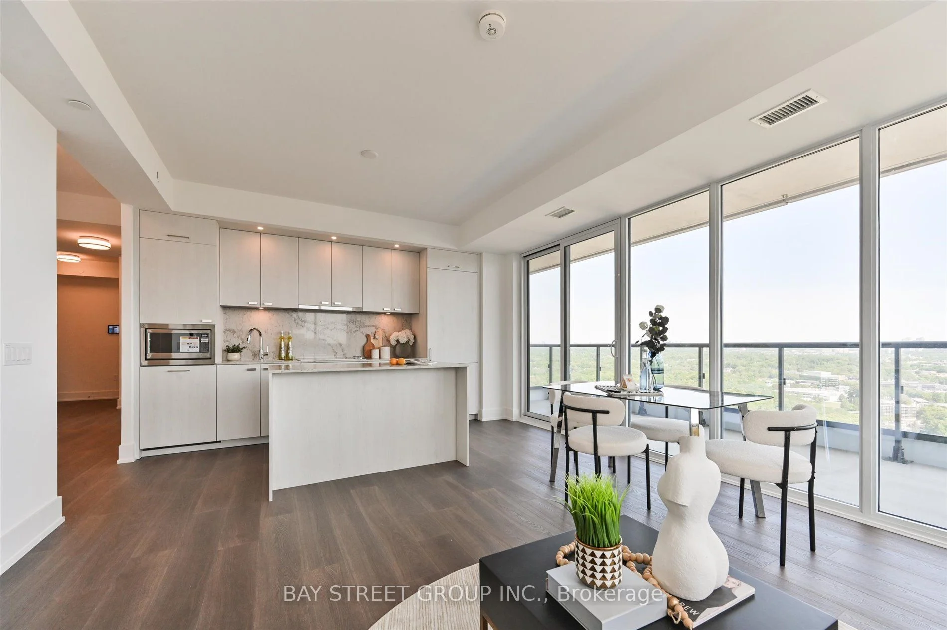 10 Inn On The Park Drive 2704, Toronto C13, ON M3C 0P9