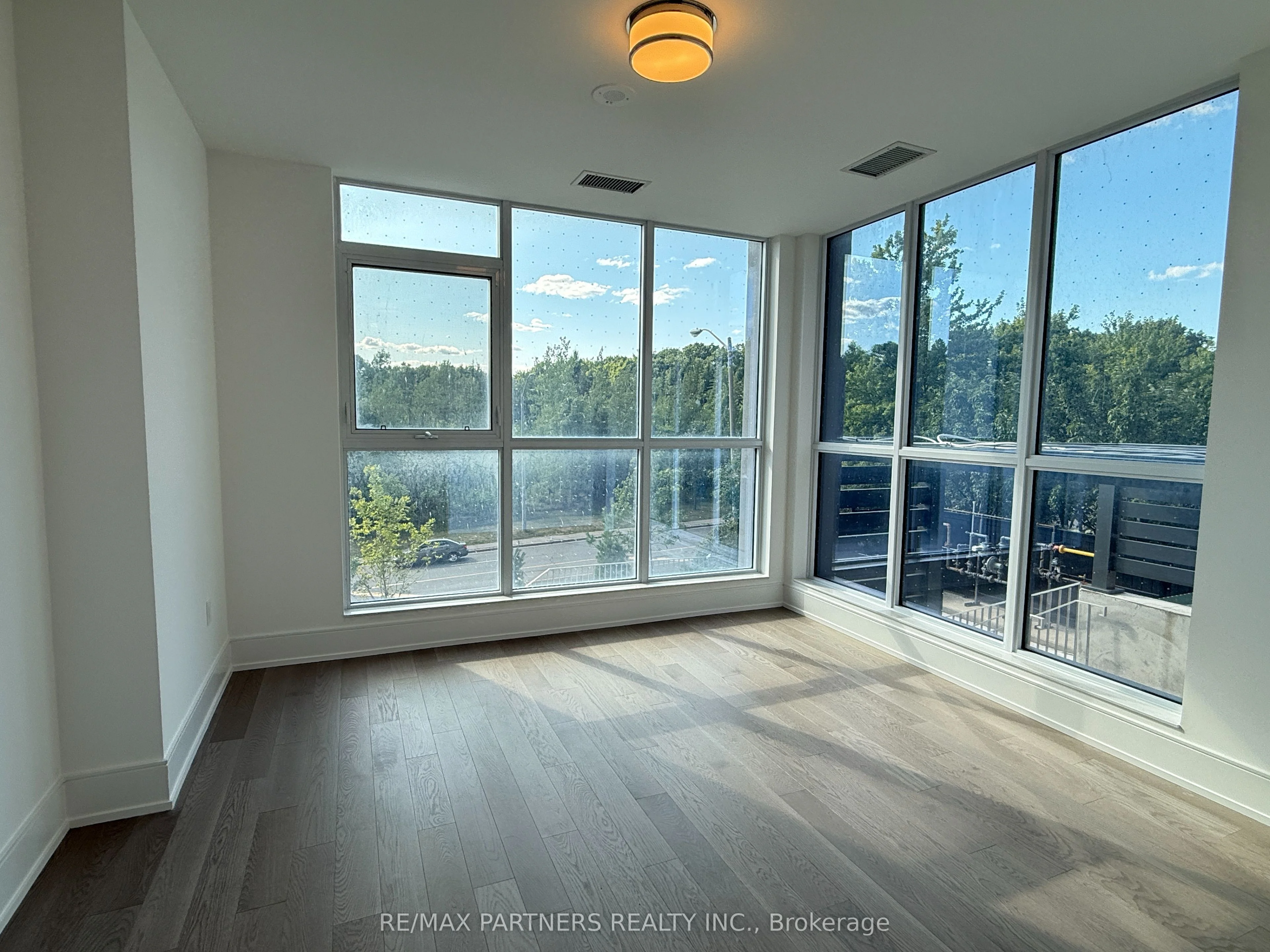 10 Inn on the Park Drive 104, Toronto C13, ON M3C 0P9