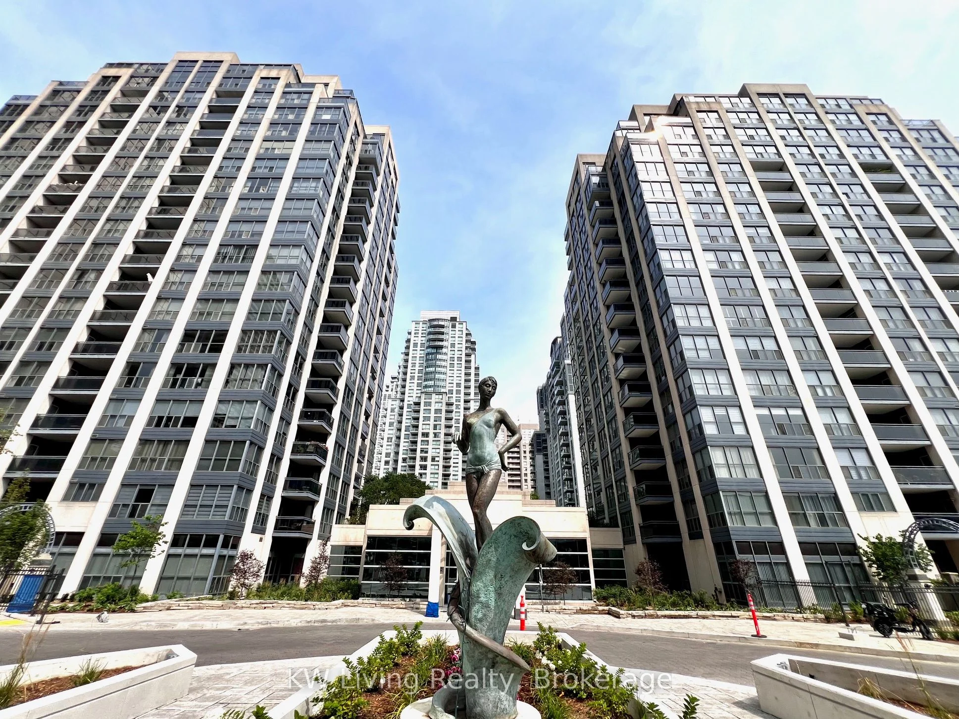 28 Hollywood Avenue 408, Toronto C14, ON M2N 6S4