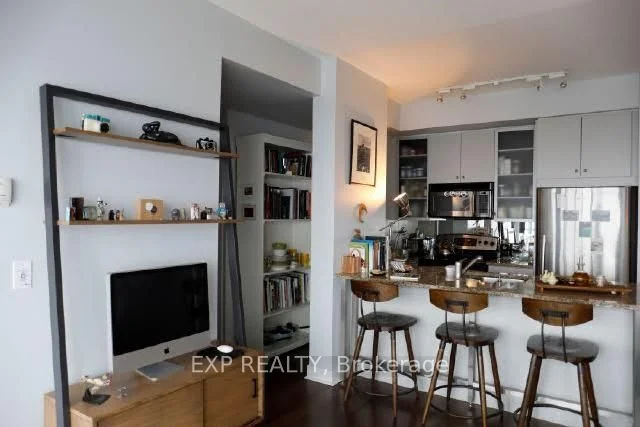 438 King Street W 1706, Toronto C01, ON M5V 3T9