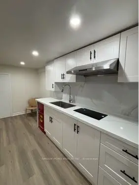 Att/Row/Townhouse in Toronto