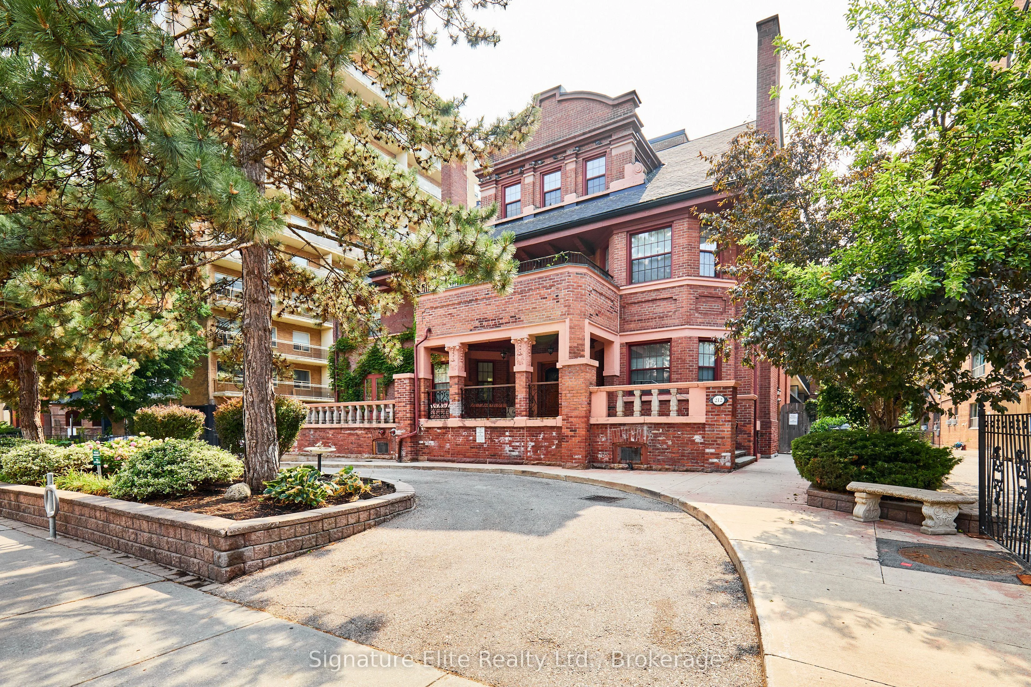 212 St George Street 405, Toronto C02, ON M5R 2N5