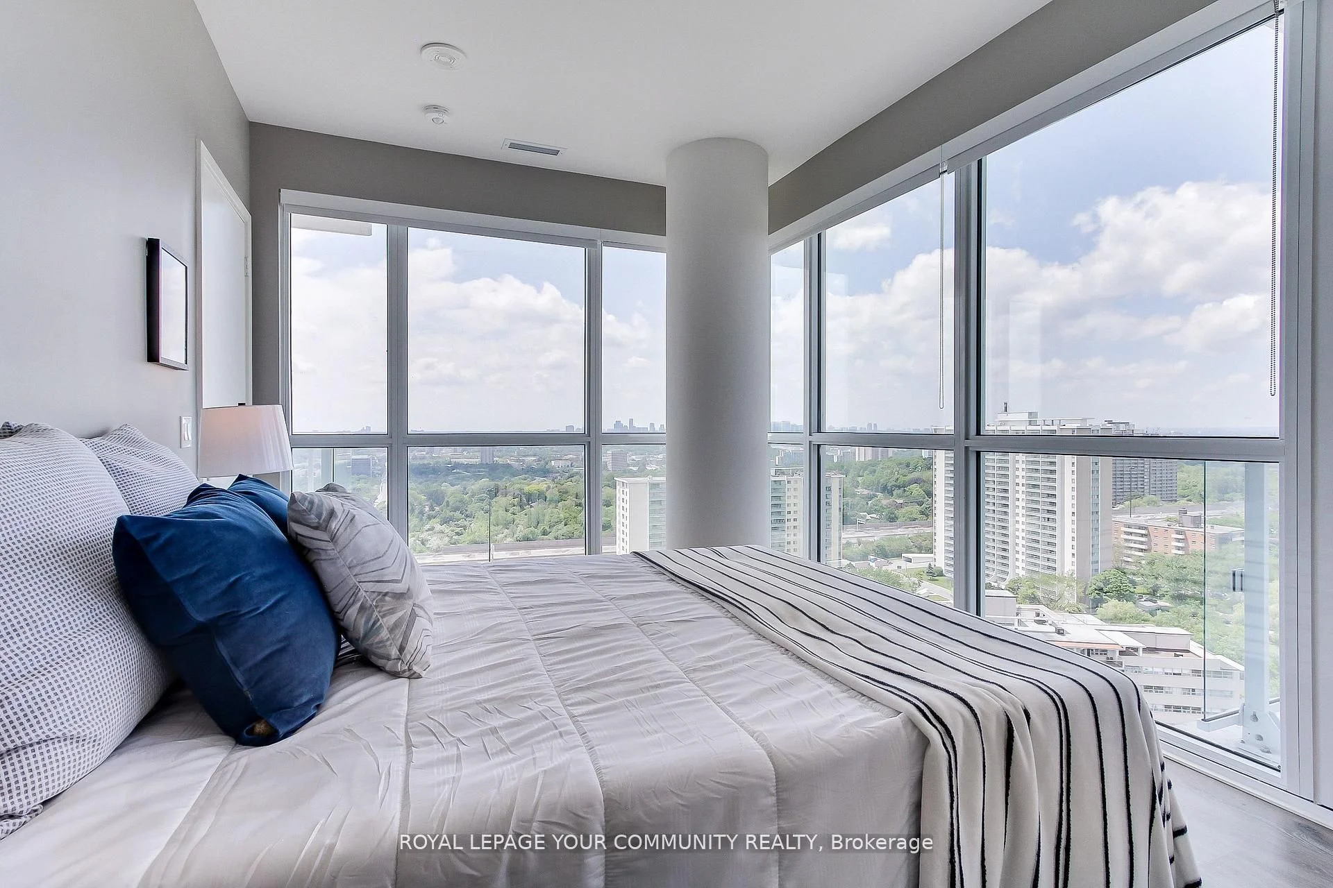 10 Deerlick Court 2104, Toronto C13, ON M3A 0A7