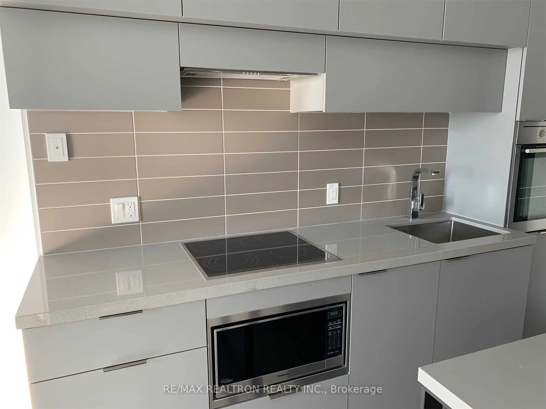 8 Eglinton Avenue E 3303, Toronto C10, ON M4P 0C1