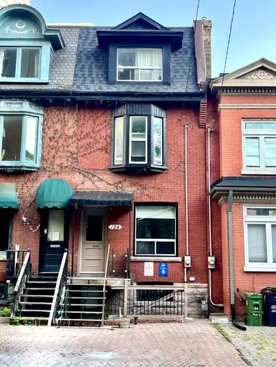 Att/Row/Townhouse in Toronto