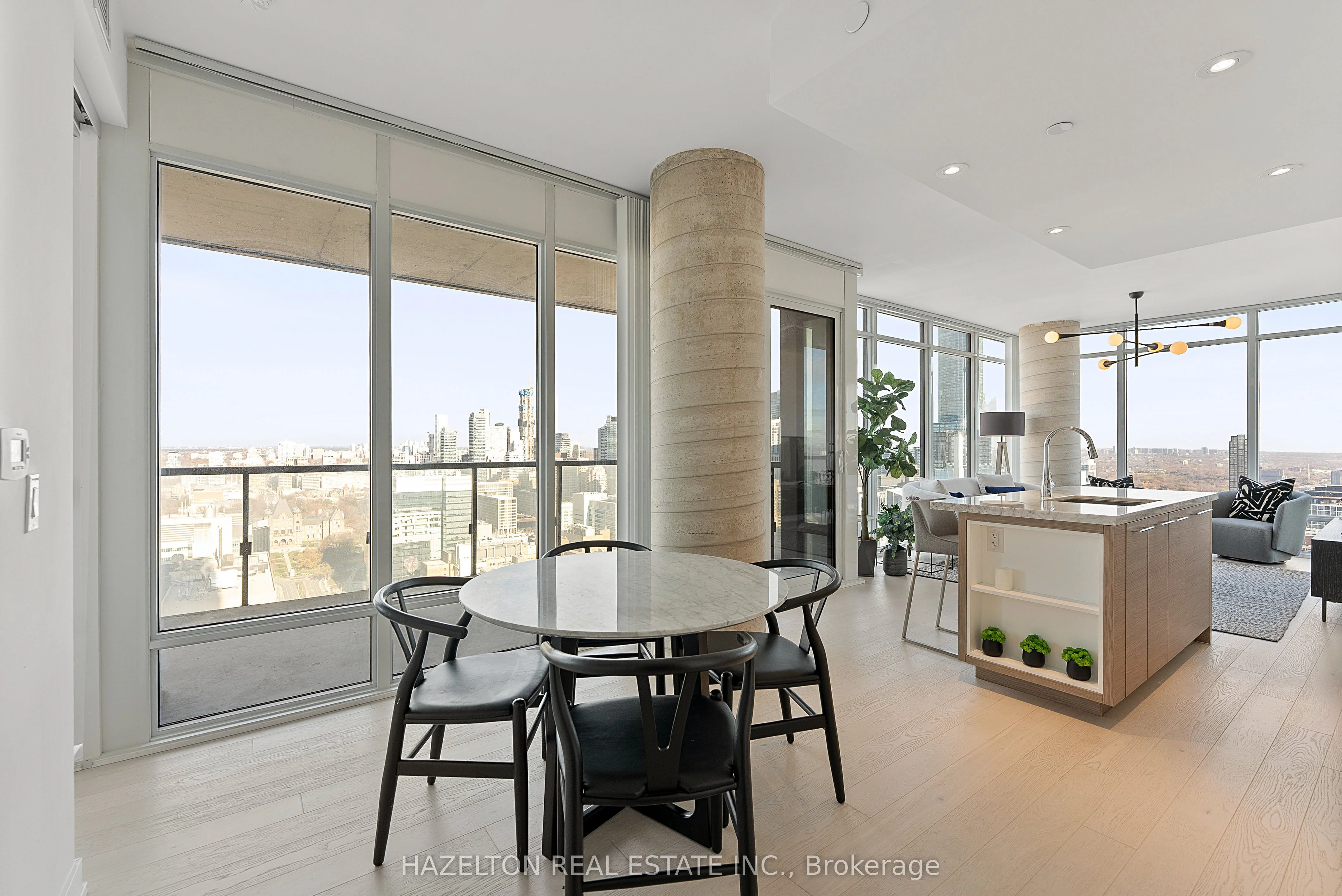 488 University Avenue 3402, Toronto C01, On M5g 0c1