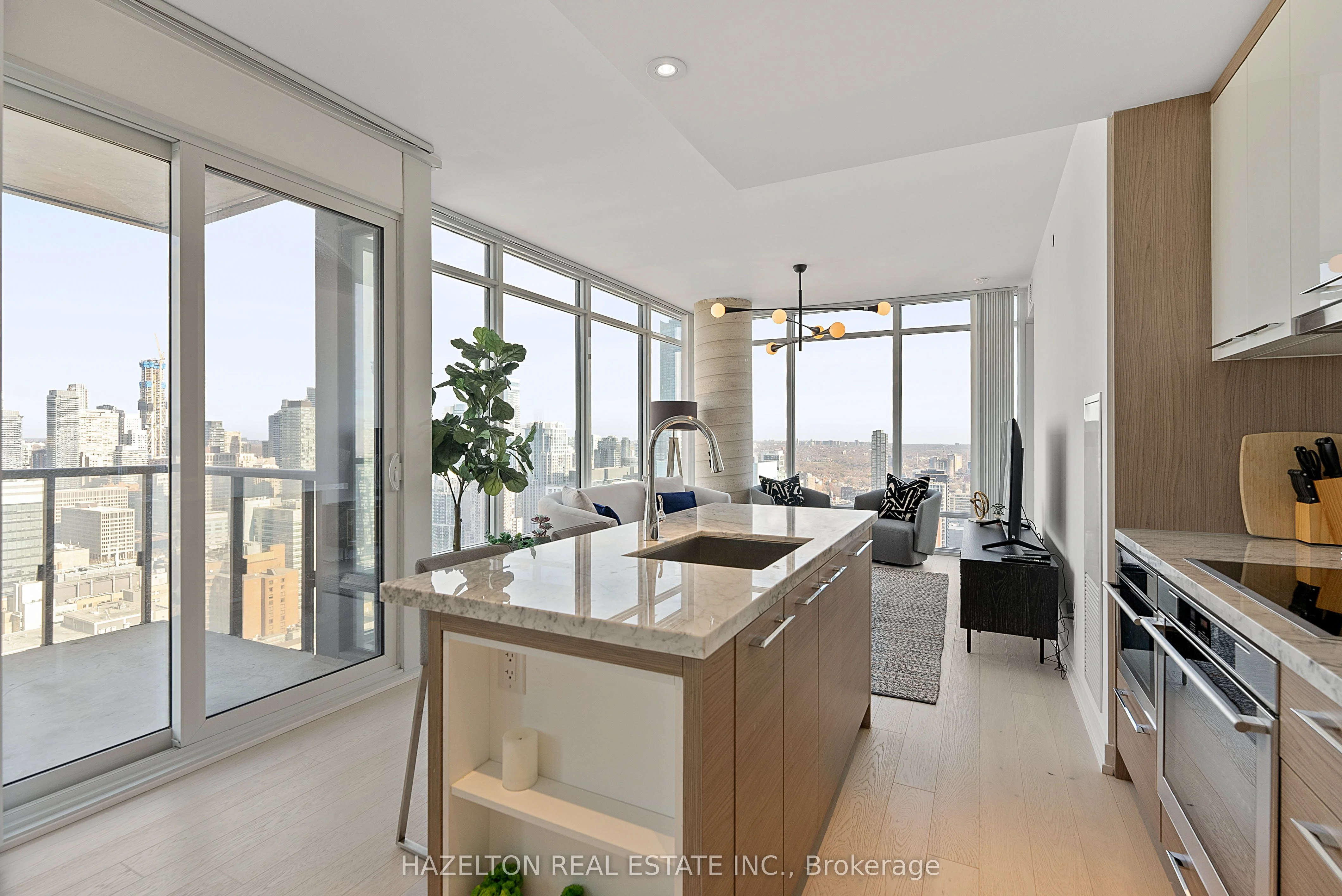 488 University Avenue 3402, Toronto C01, On M5g 0c1
