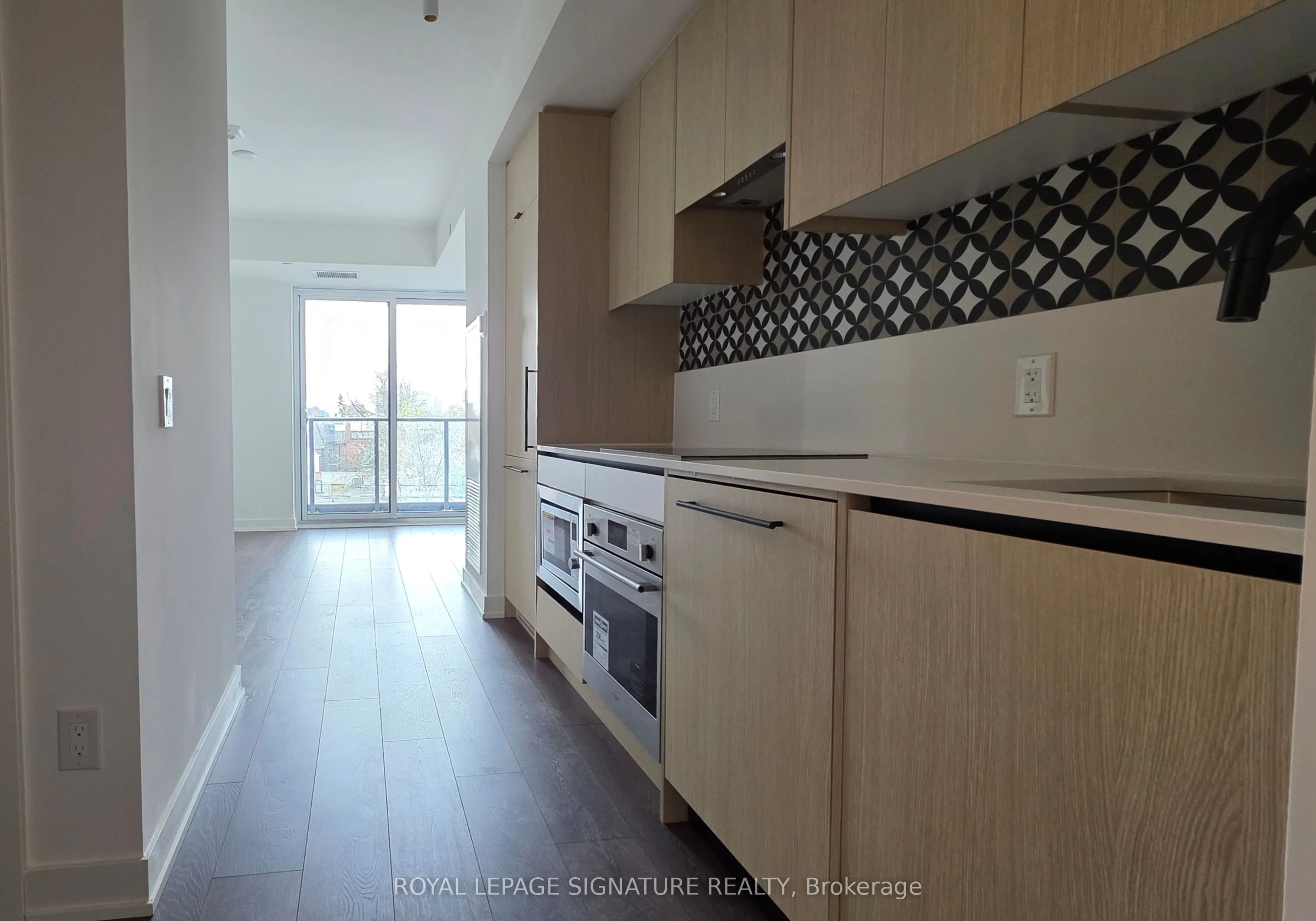 5 Lakeview Avenue 304, Toronto C01, ON M6J 0H3