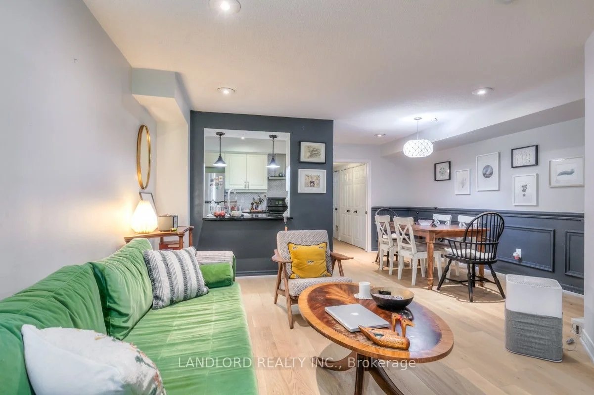 232 St. George Street TH16, Toronto C02, ON M5R 2N5