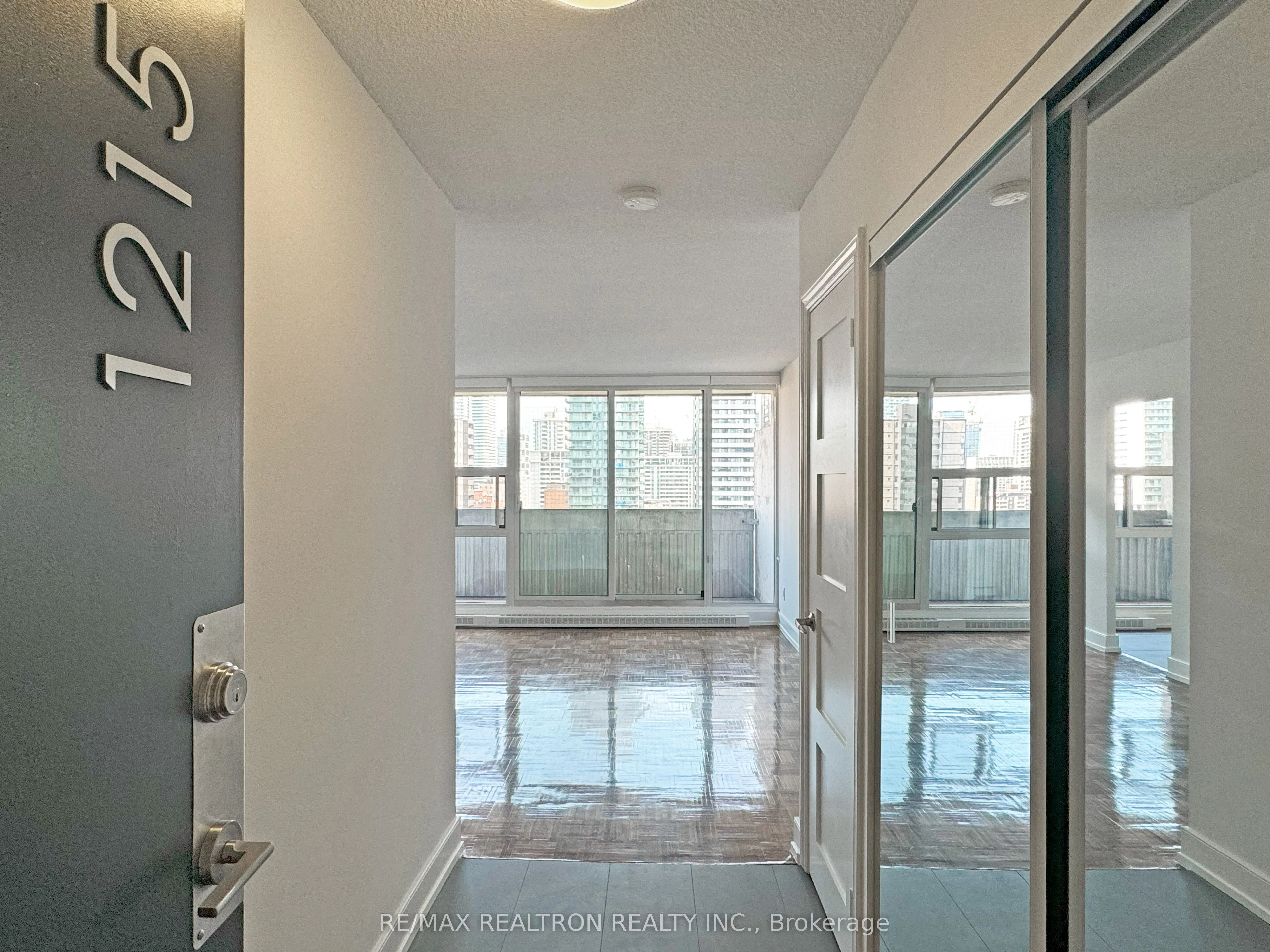 33 Isabella Street 1215, Toronto C08, On M4y 2p7