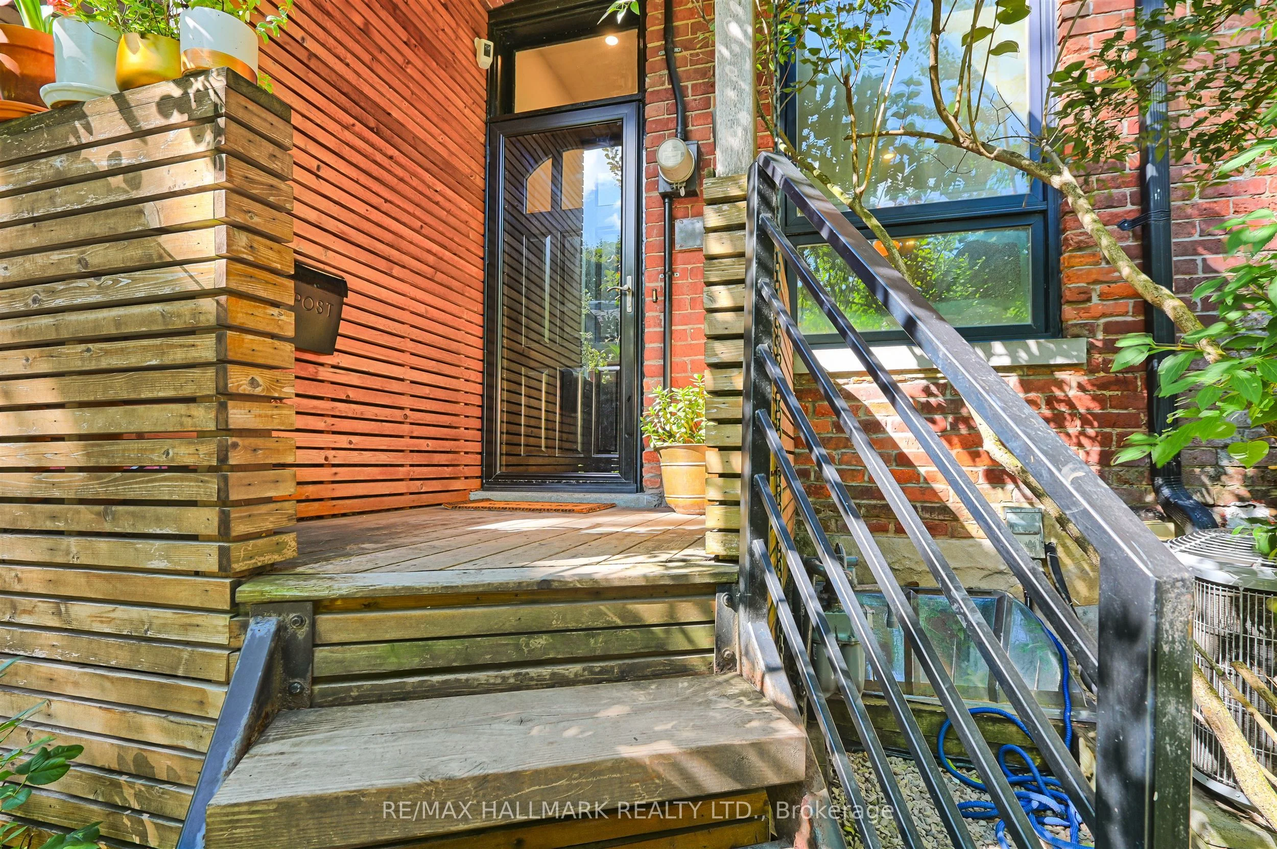 88 1/2 Massey Street, Toronto C01, ON M6J 2T4