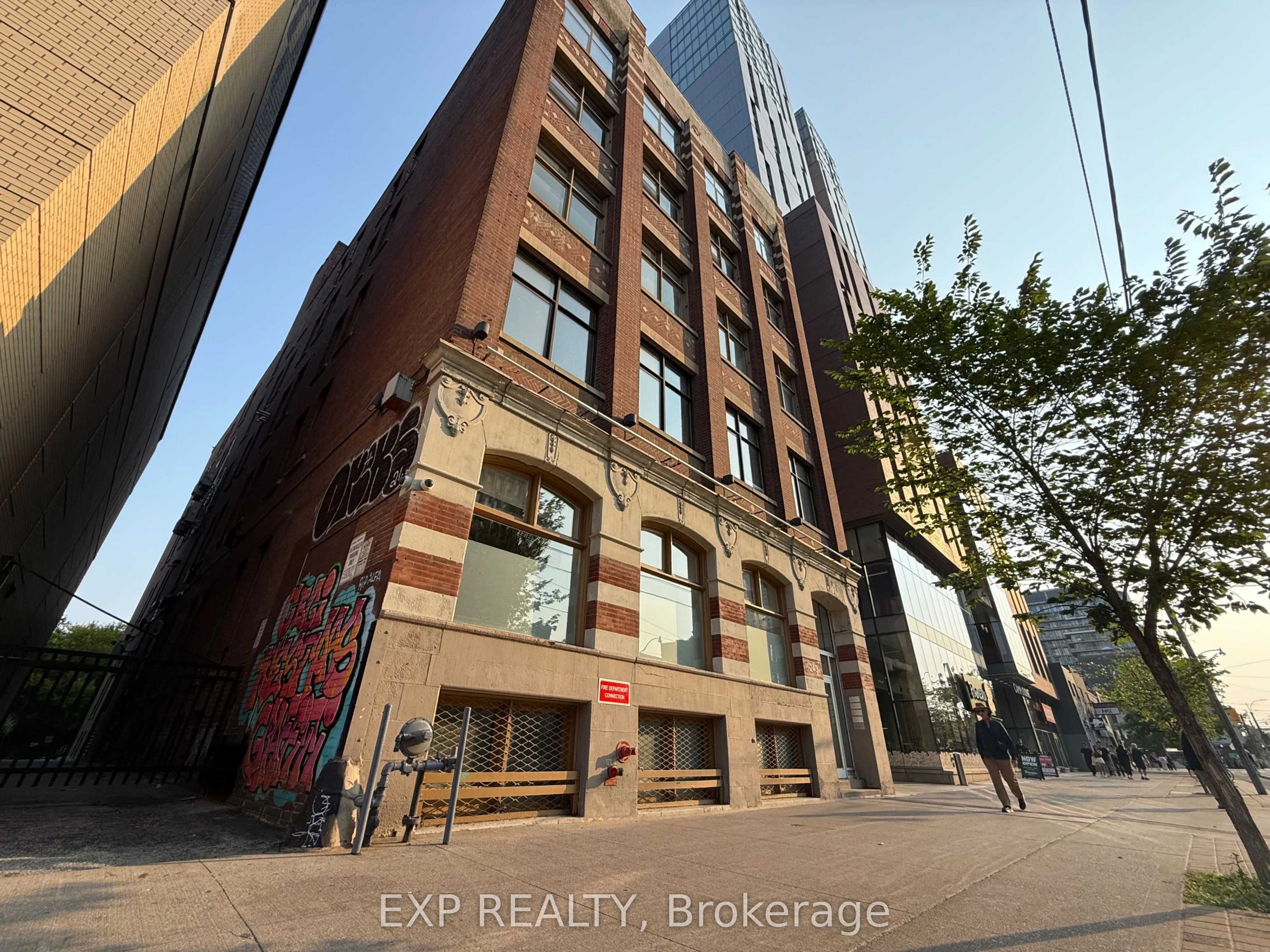 243 College Street 200, Toronto C01, ON M5T 1R5