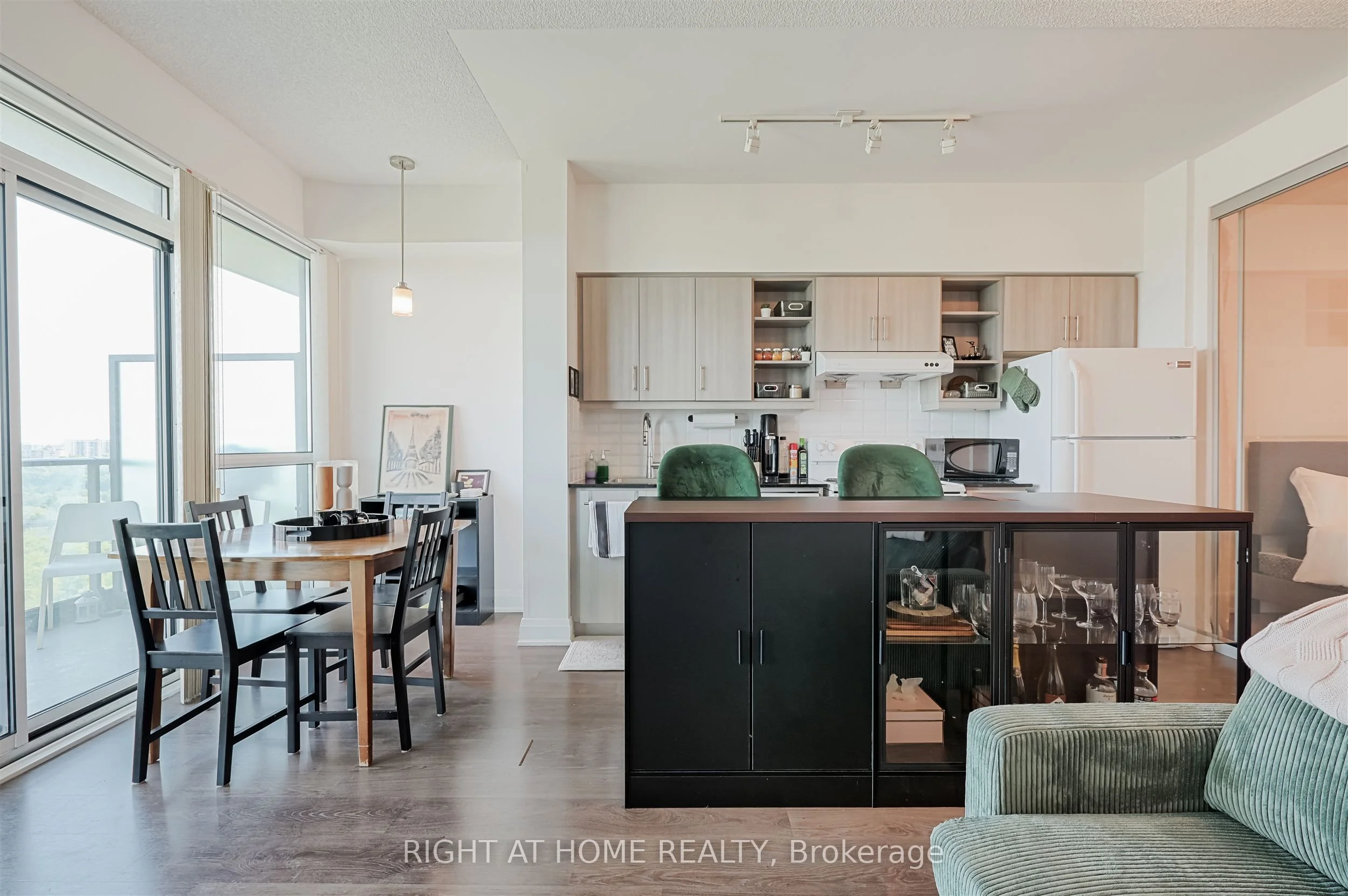 160 Vanderhoof Avenue 1018, Toronto C11, On M4g 0b7