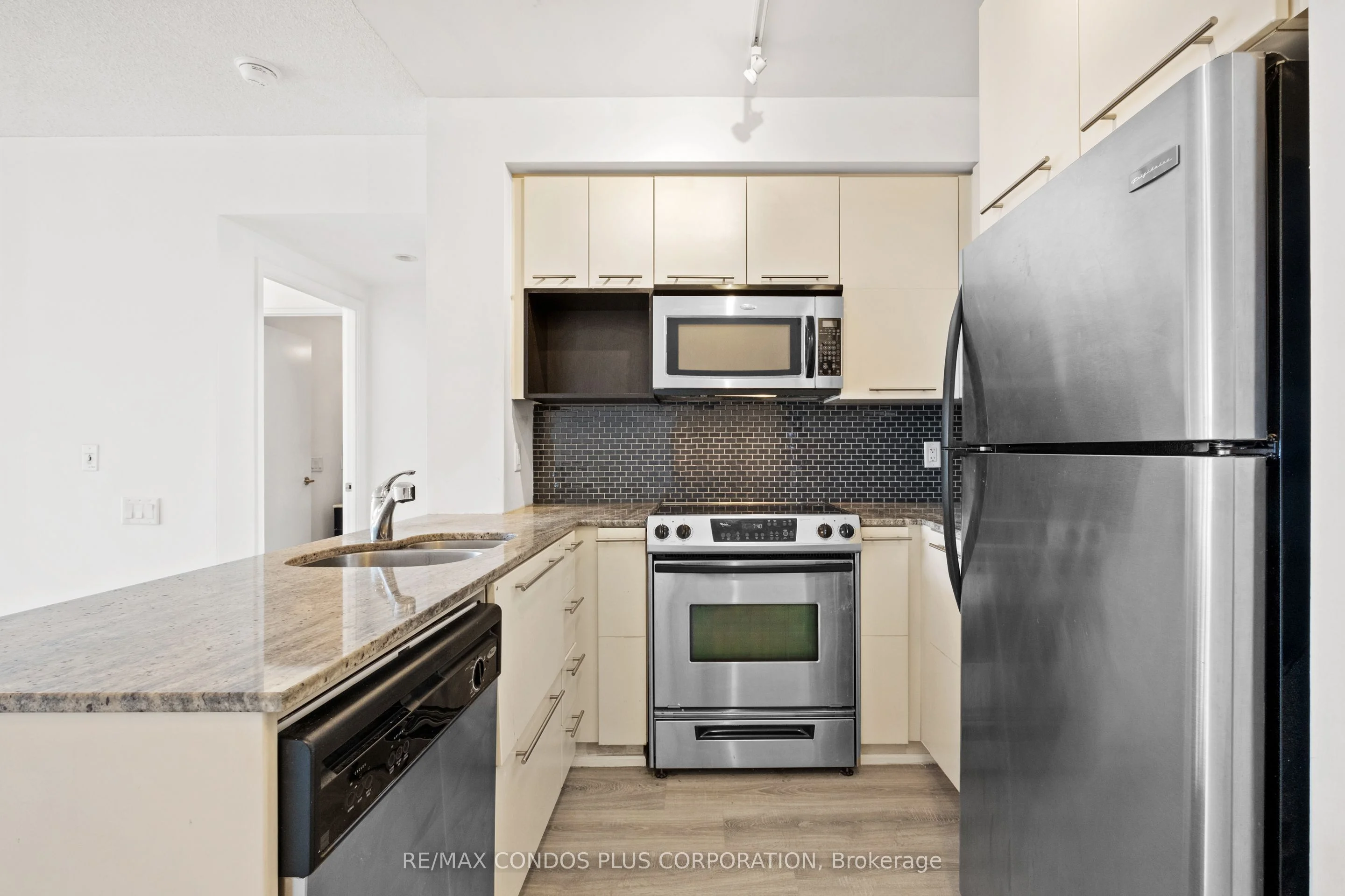 21 Carlton Street 2010, Toronto C08, On M5b 1l3