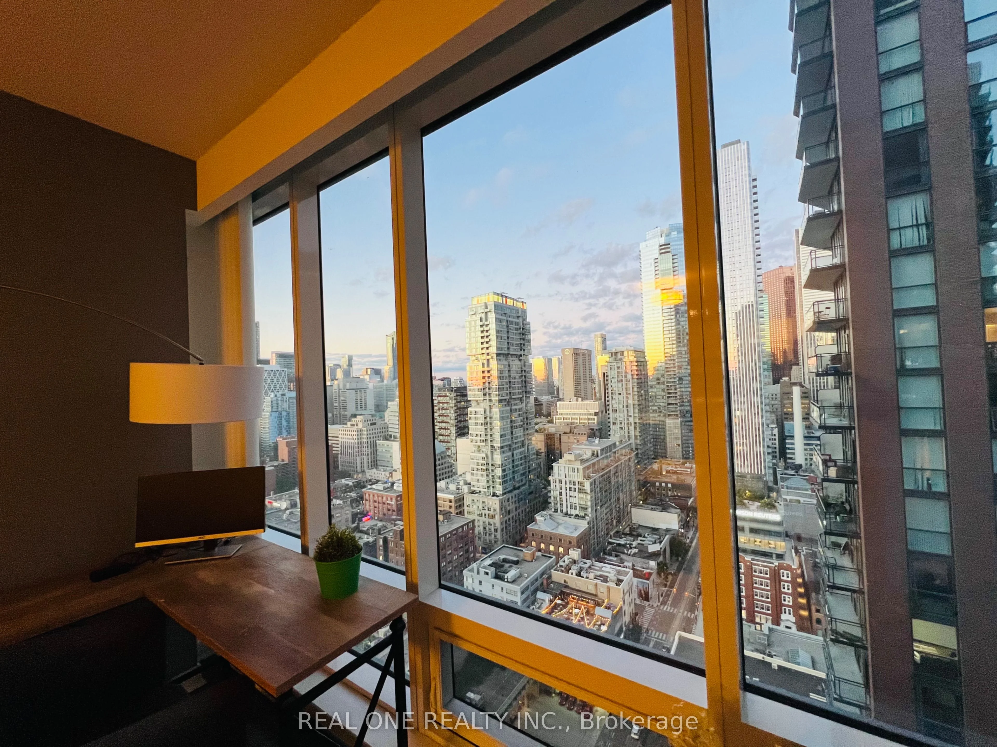 295 Adelaide Street W 3106, Toronto C01, ON M5V 0L4