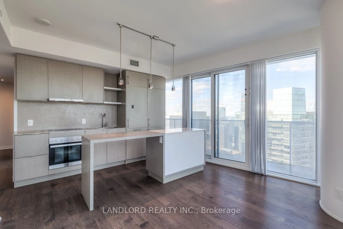 100 Harbour Street 5804, Toronto C01, ON M5J 2T5