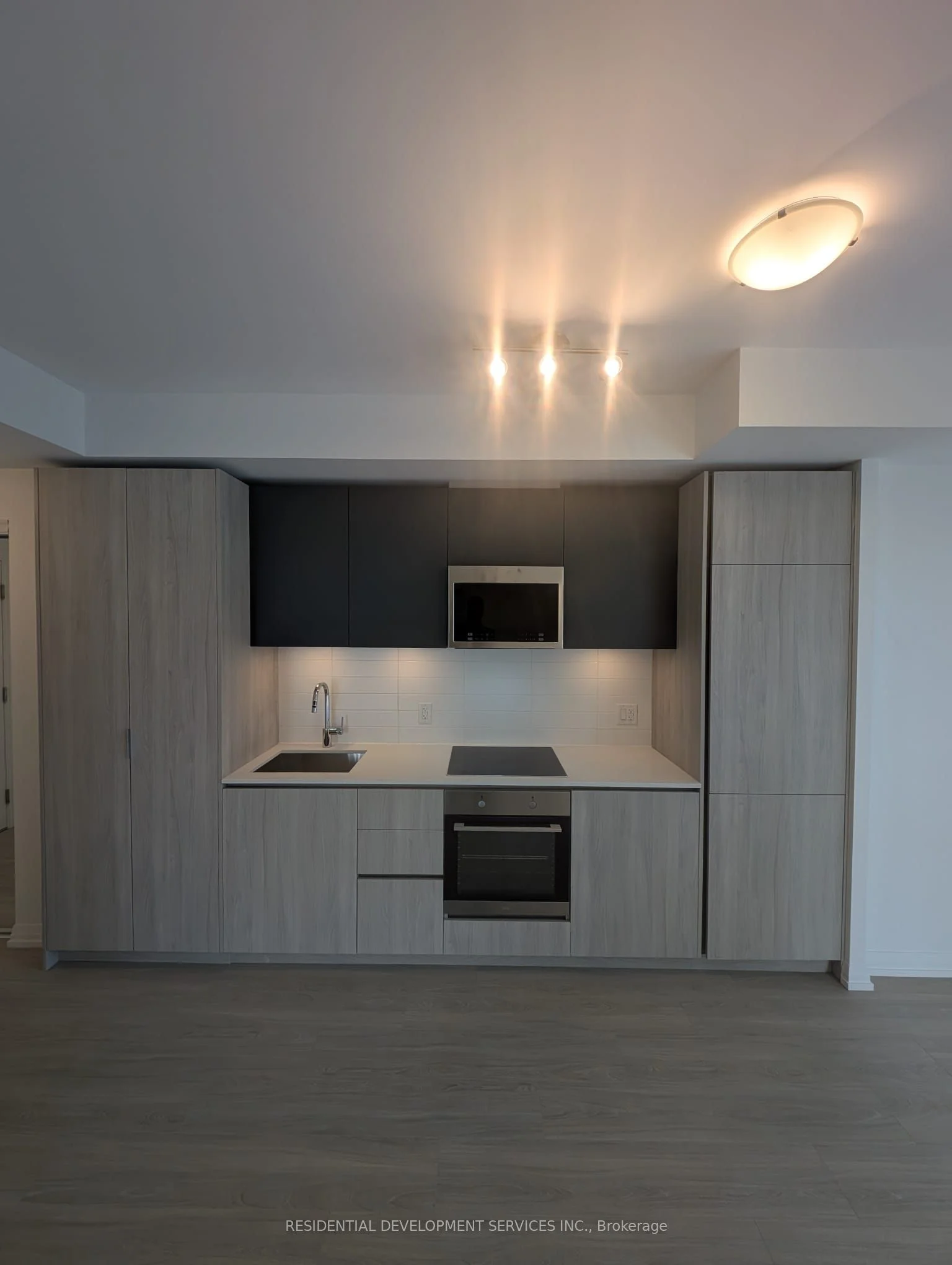 28 Widmer Street 4023, Toronto C01, ON M5V 0T2