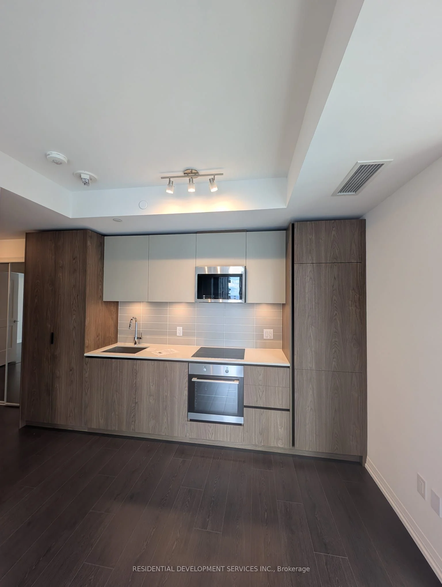 28 Widmer Street 2729, Toronto C01, ON M5V 0T2