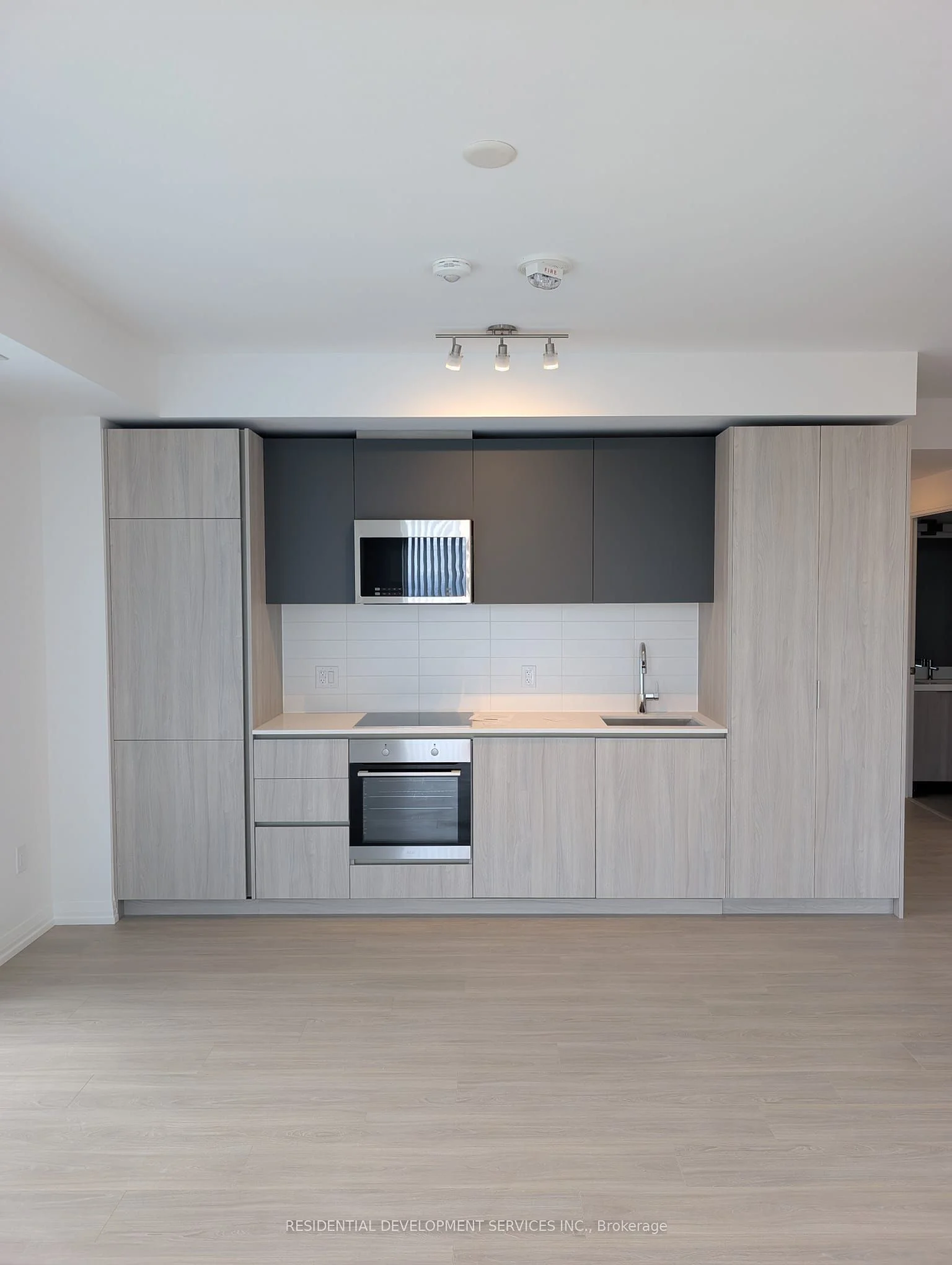 28 Widmer Street LPH25, Toronto C01, ON M5V 0T2