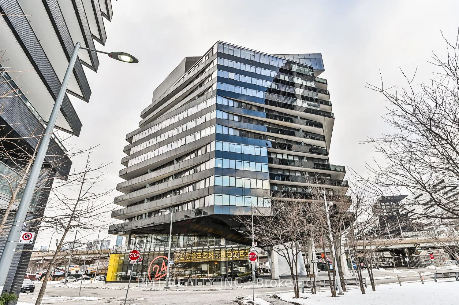 21 Lawren Harris Square 610, Toronto C08, On M5a 1h7