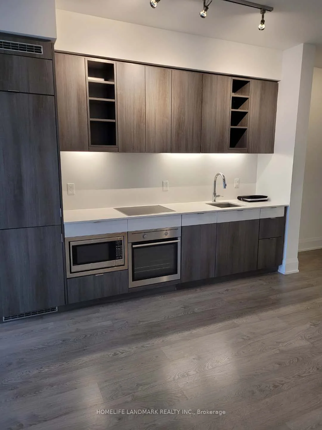 101 Erskine Avenue E 905, Toronto C10, ON M4P 1Y5