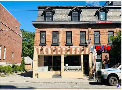 Att/Row/Townhouse in Toronto