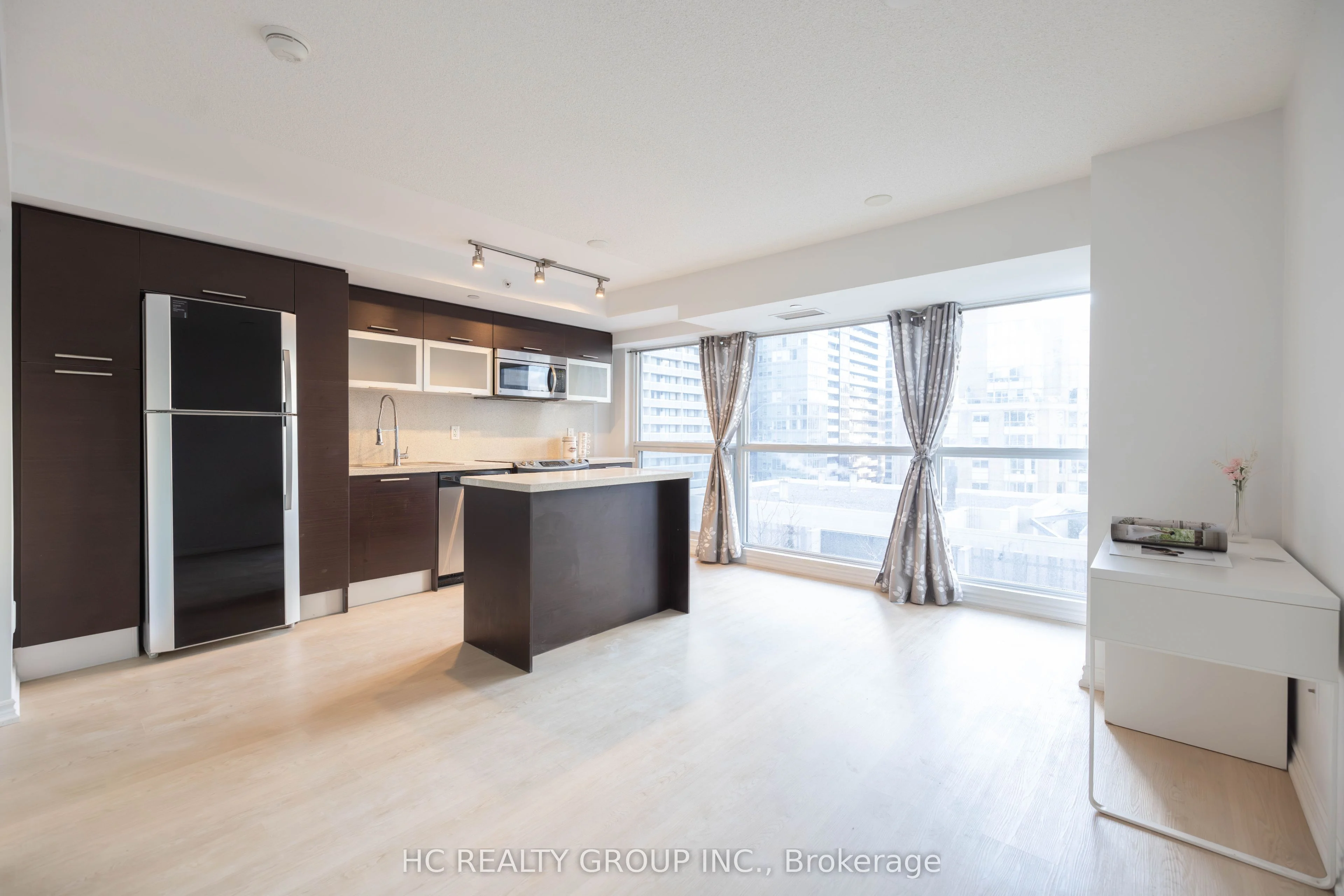 386 Yonge Street 819, Toronto C01, ON M5B 0A5