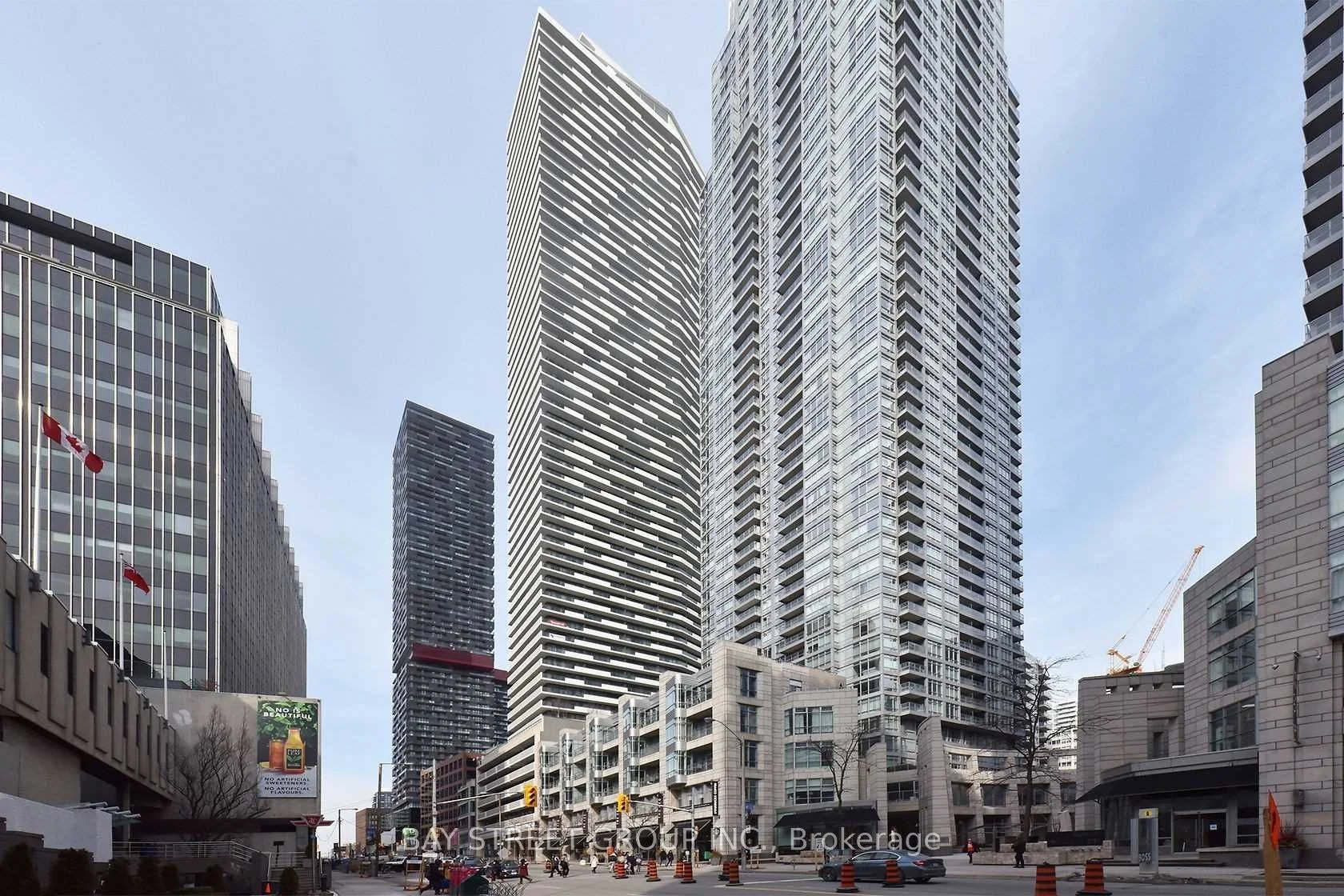 2221 Yonge Street 2705, Toronto C10, ON M4S 2B4