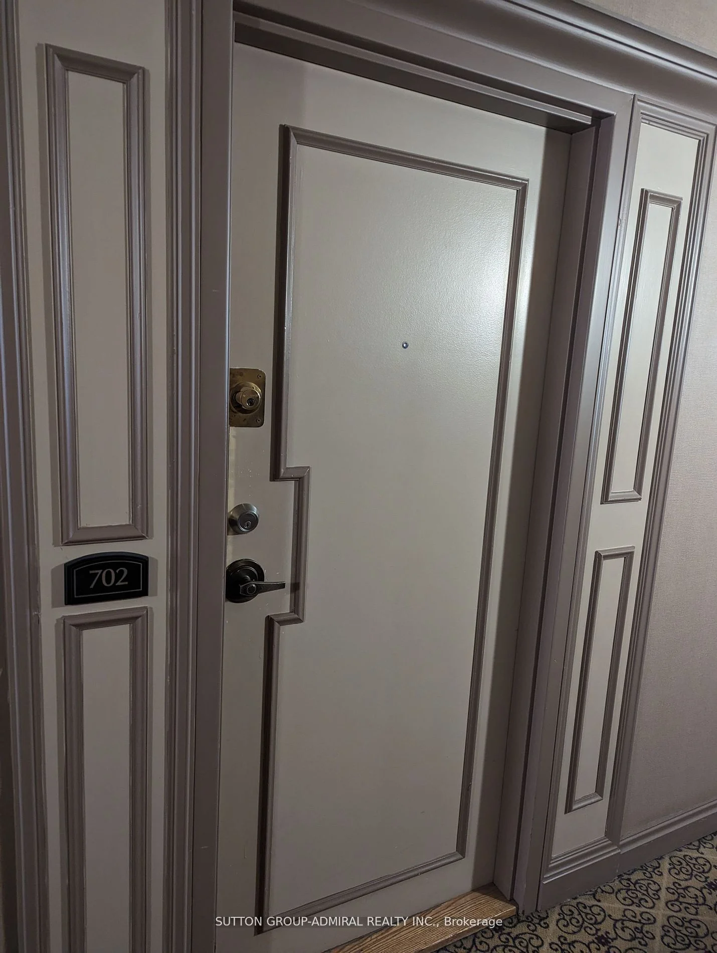 105 Mccaul Street 702, Toronto C01, On M5t 2x4