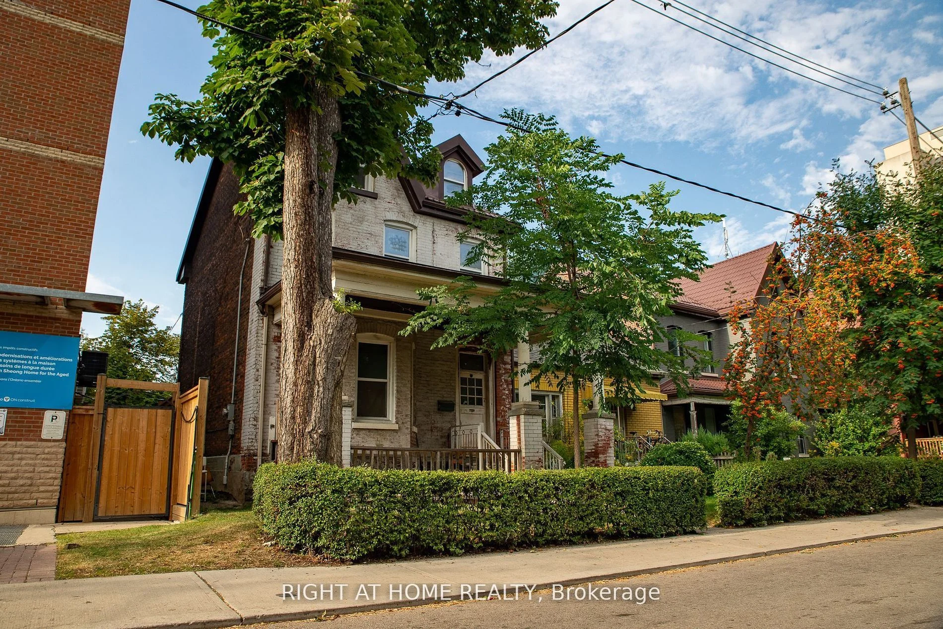 28 D'arcy Street, Toronto C01, On M5t 1j7
