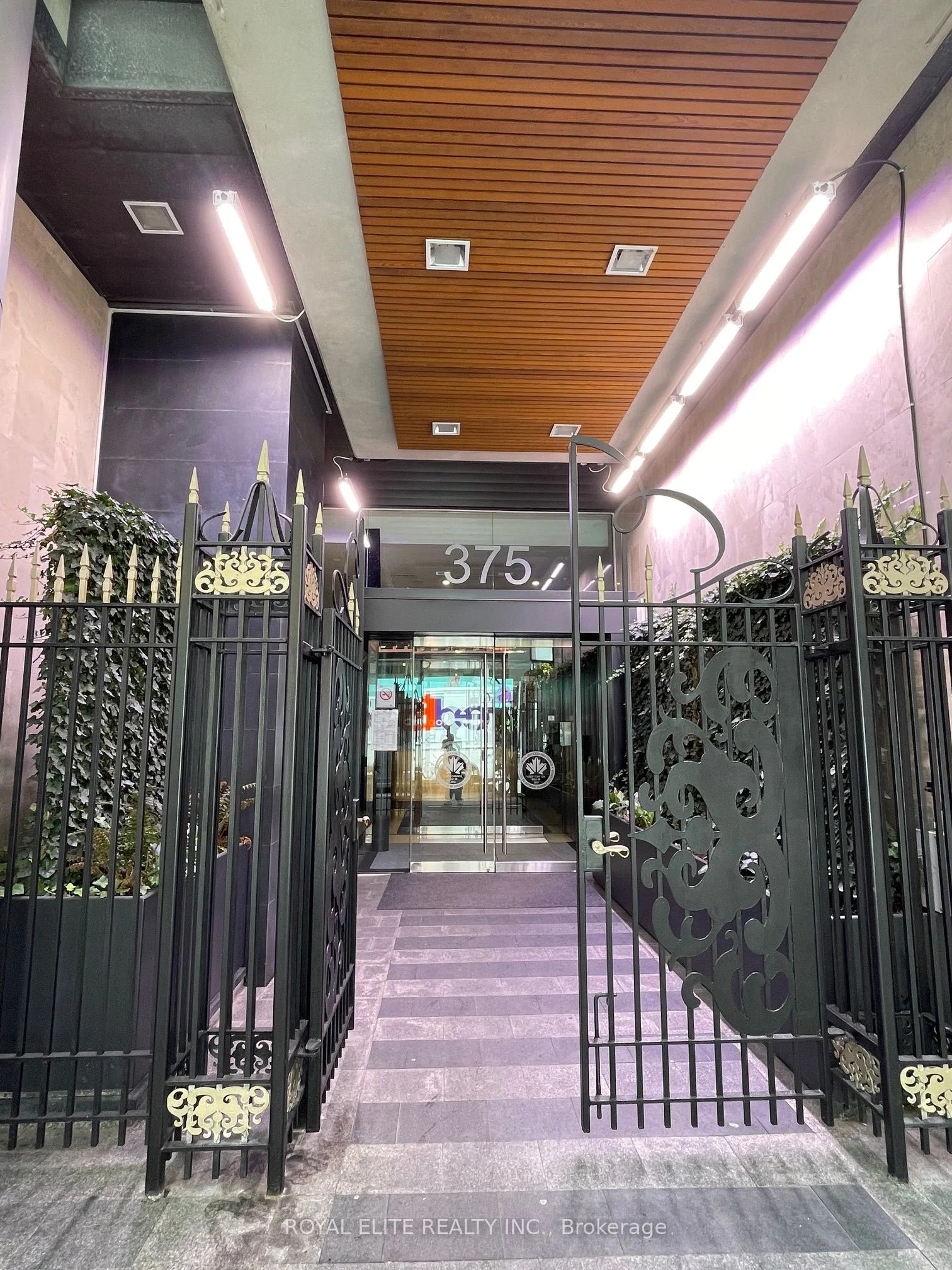 375 King Street W 2708, Toronto C01, ON M5V 000