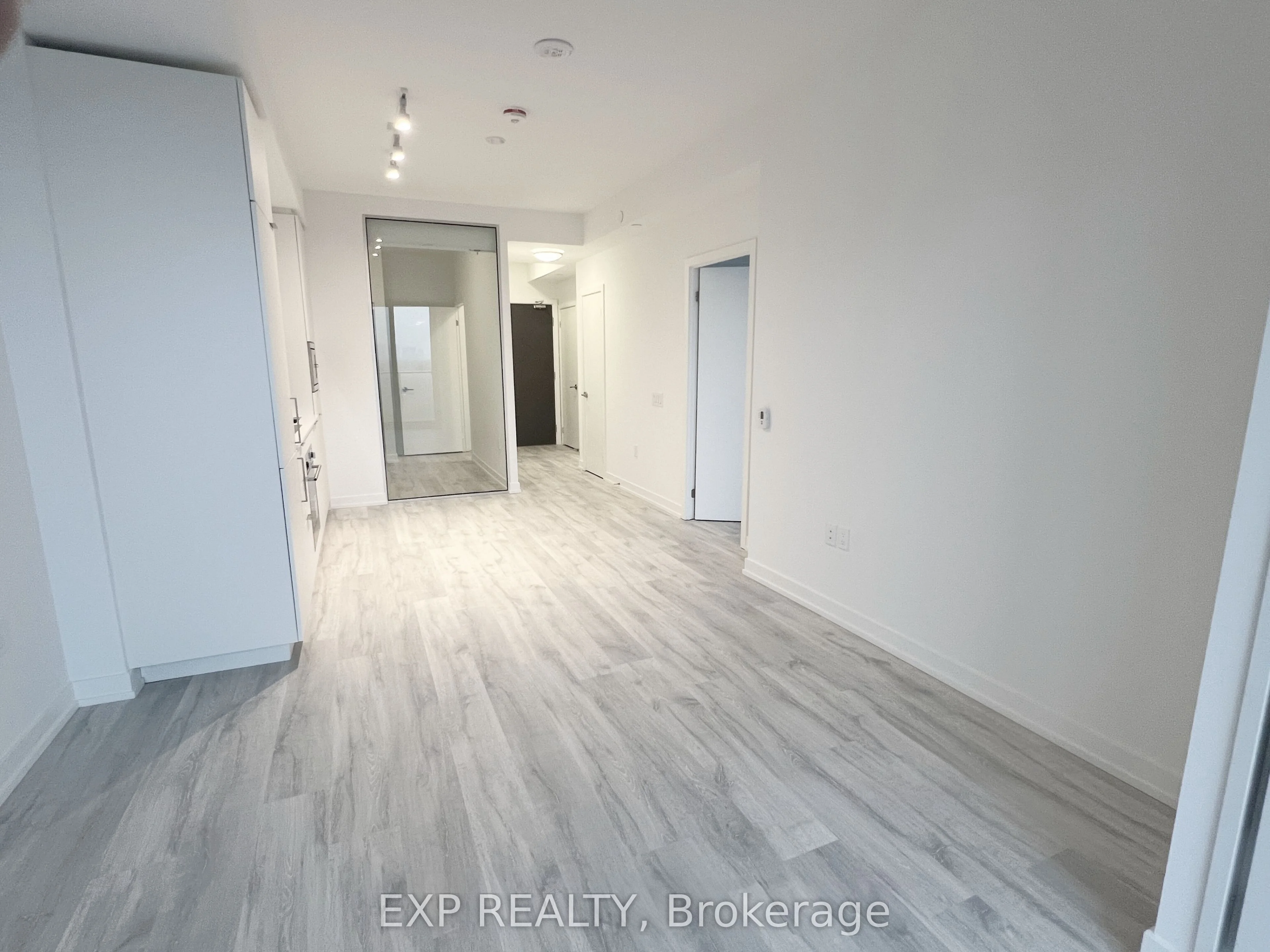 7 Golden Lion Heights N831, Toronto C14, On M2n 0c1