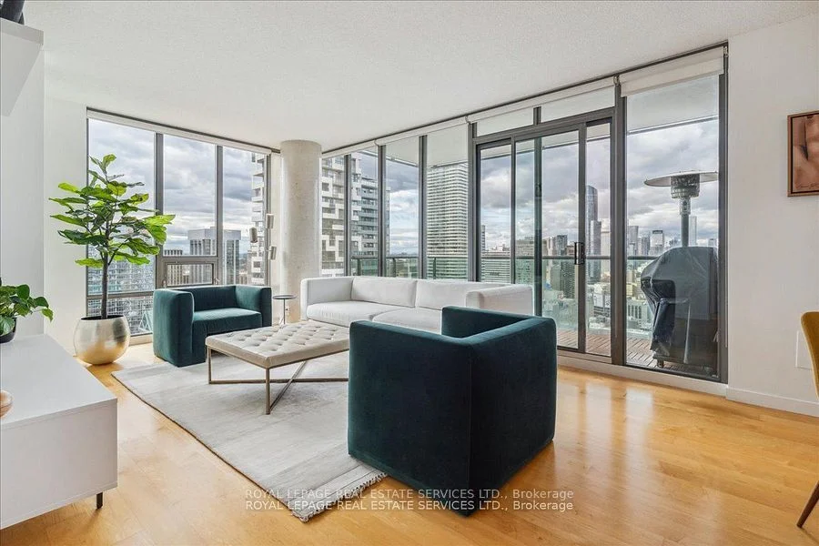 33 Lombard Street 4102, Toronto C08, On M5c 3h8