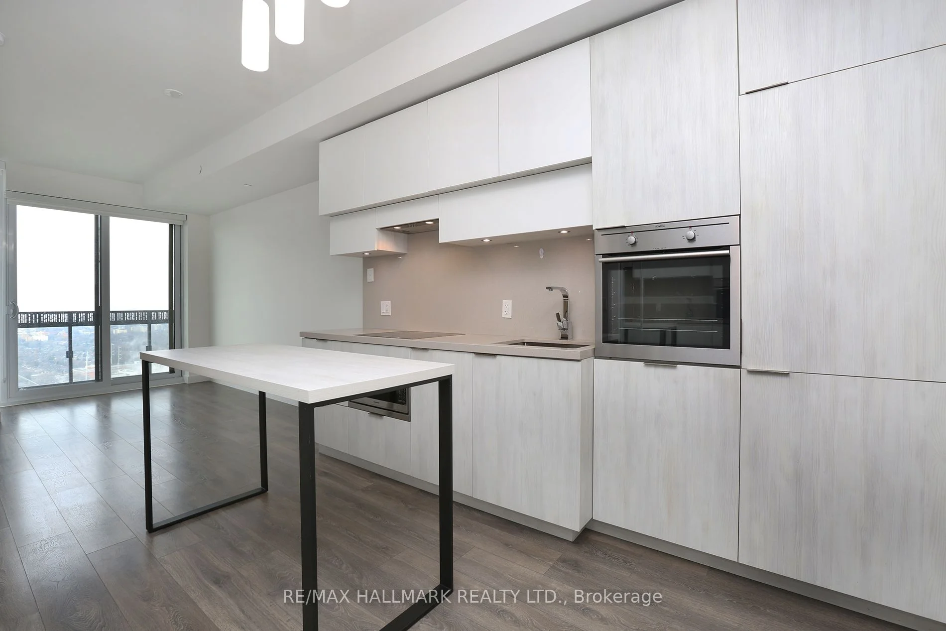 8 Eglinton Avenue E 4203, Toronto C10, ON M4P 1A6